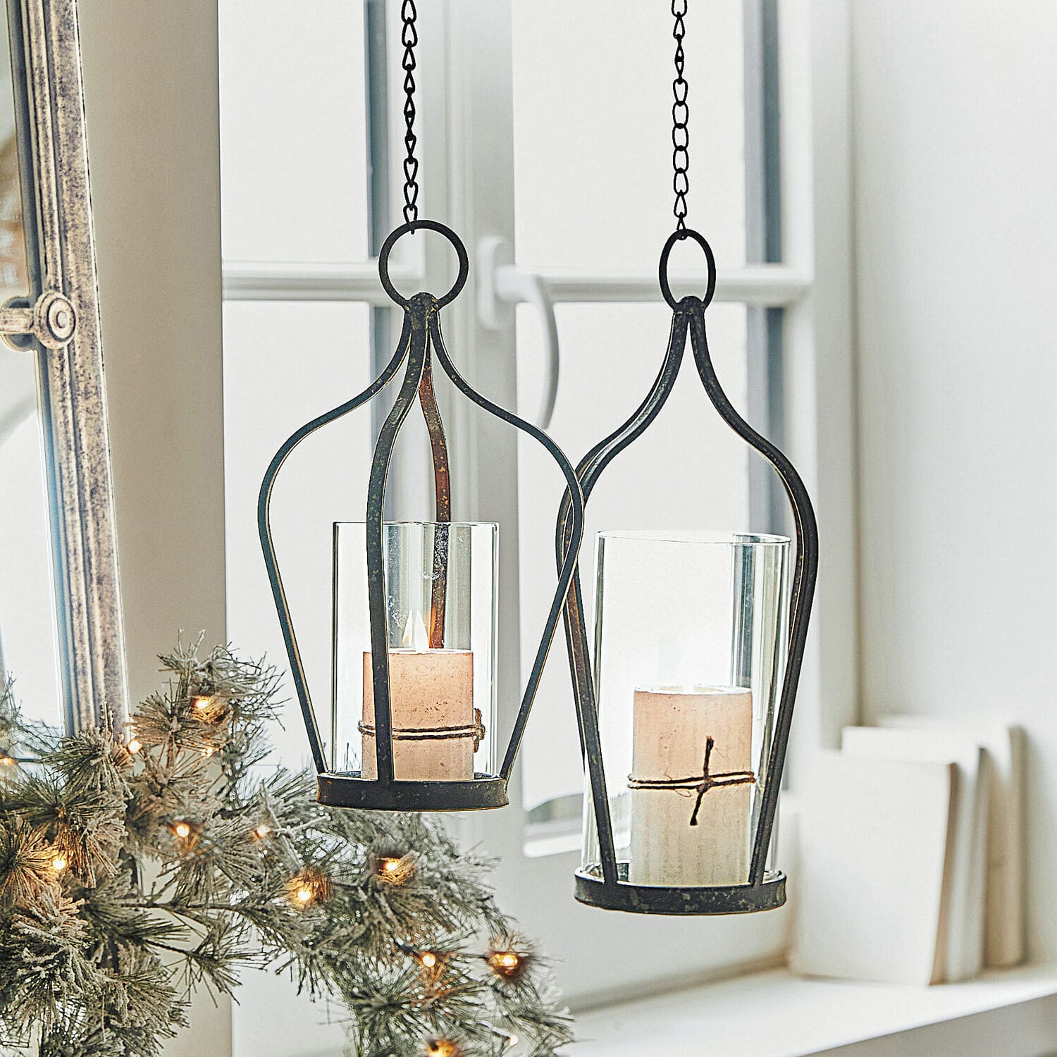 Lot de 2 lanternes à suspendre Mikella Lanterne noire en métal suspendue avec verre transparent et bougies blanches, décoration de fenêtre festive