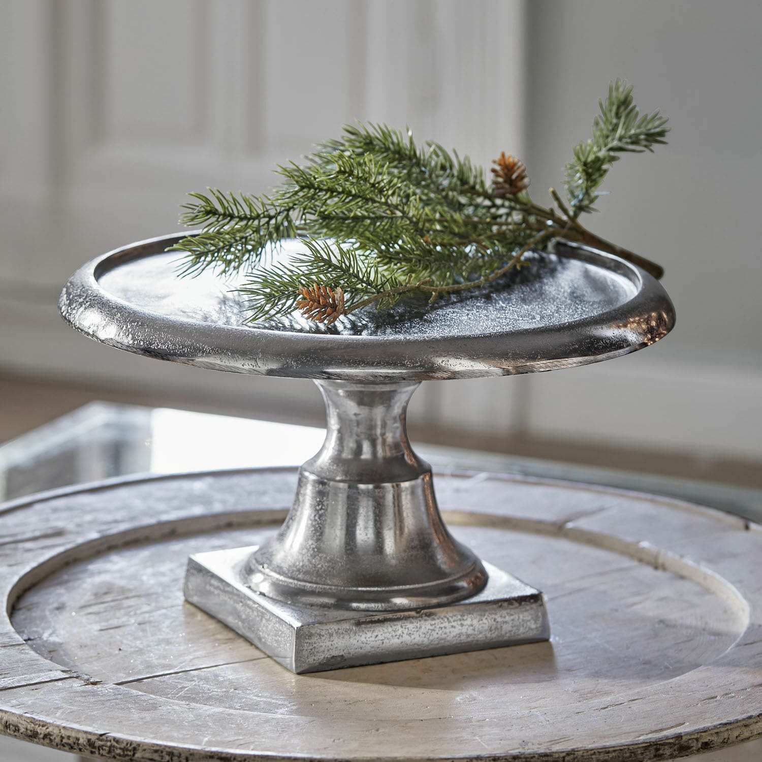 Etagère Maelora Zilverkleurige metalen schaal op voet, stijlvolle decoratie voor tafel en interieur