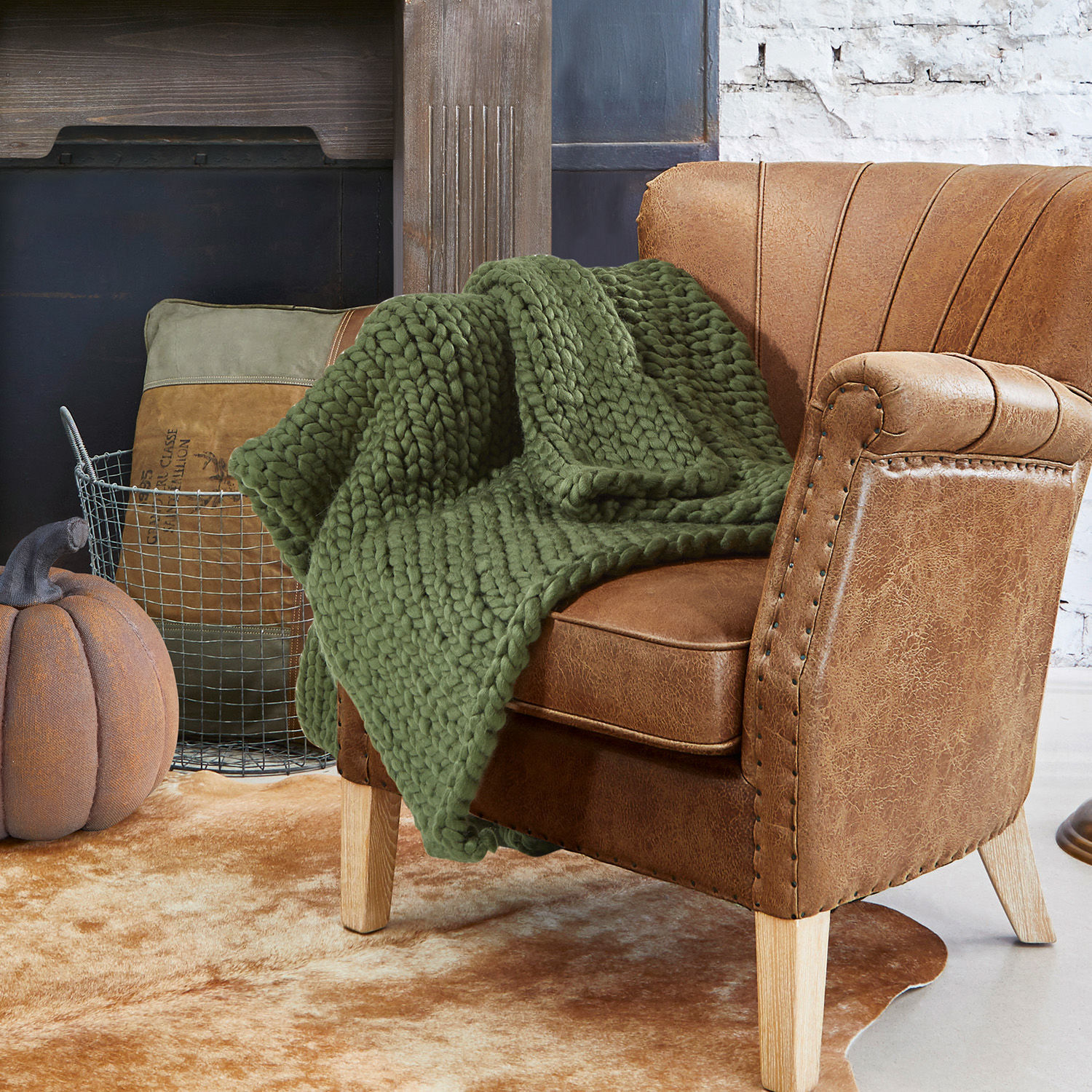 Plaid Reidous Fauteuil marron en simili cuir avec couverture épaisse verte sur tapis clair style vintage