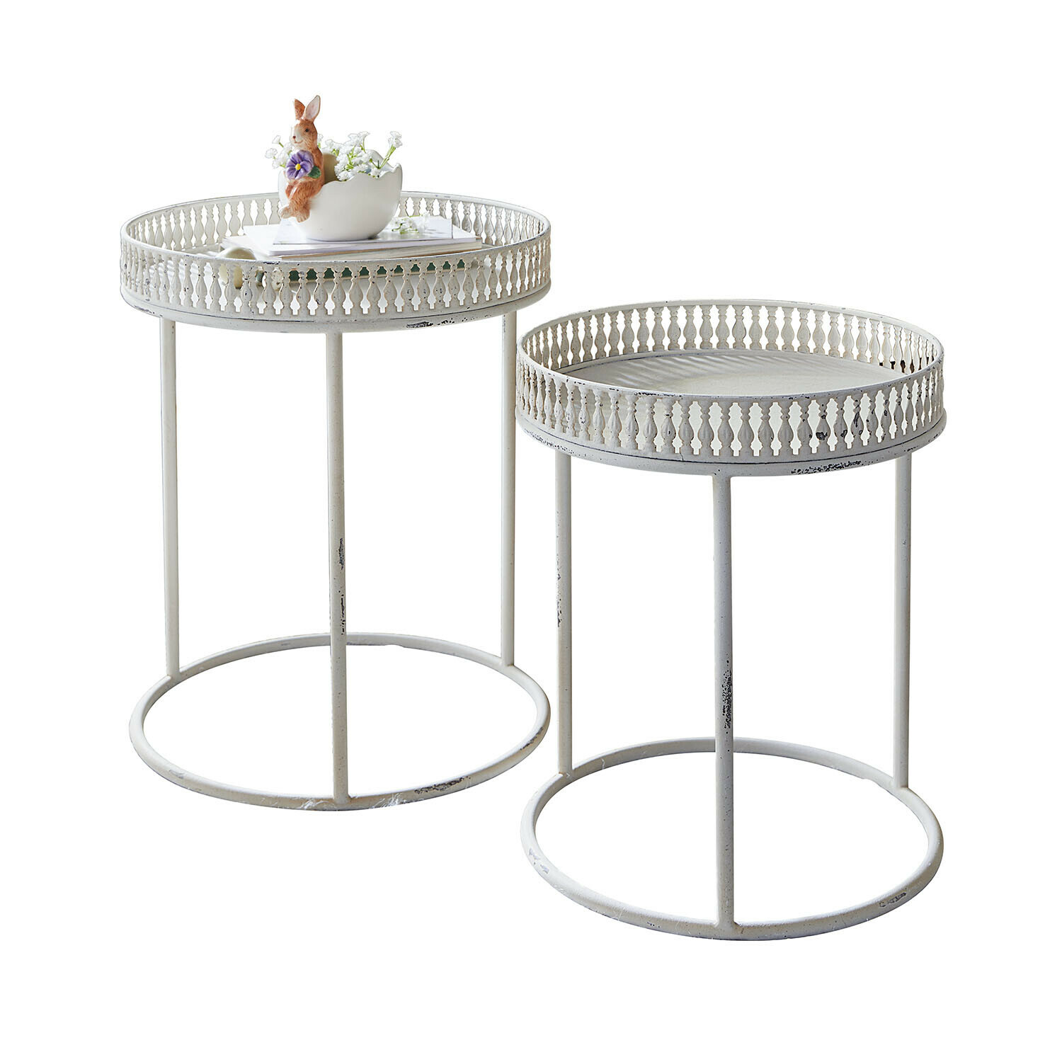 Bijzettafeltje set van 2 Vireline Set van twee ronde bijzettafels van wit metaal met decoratieve opengewerkte rand
