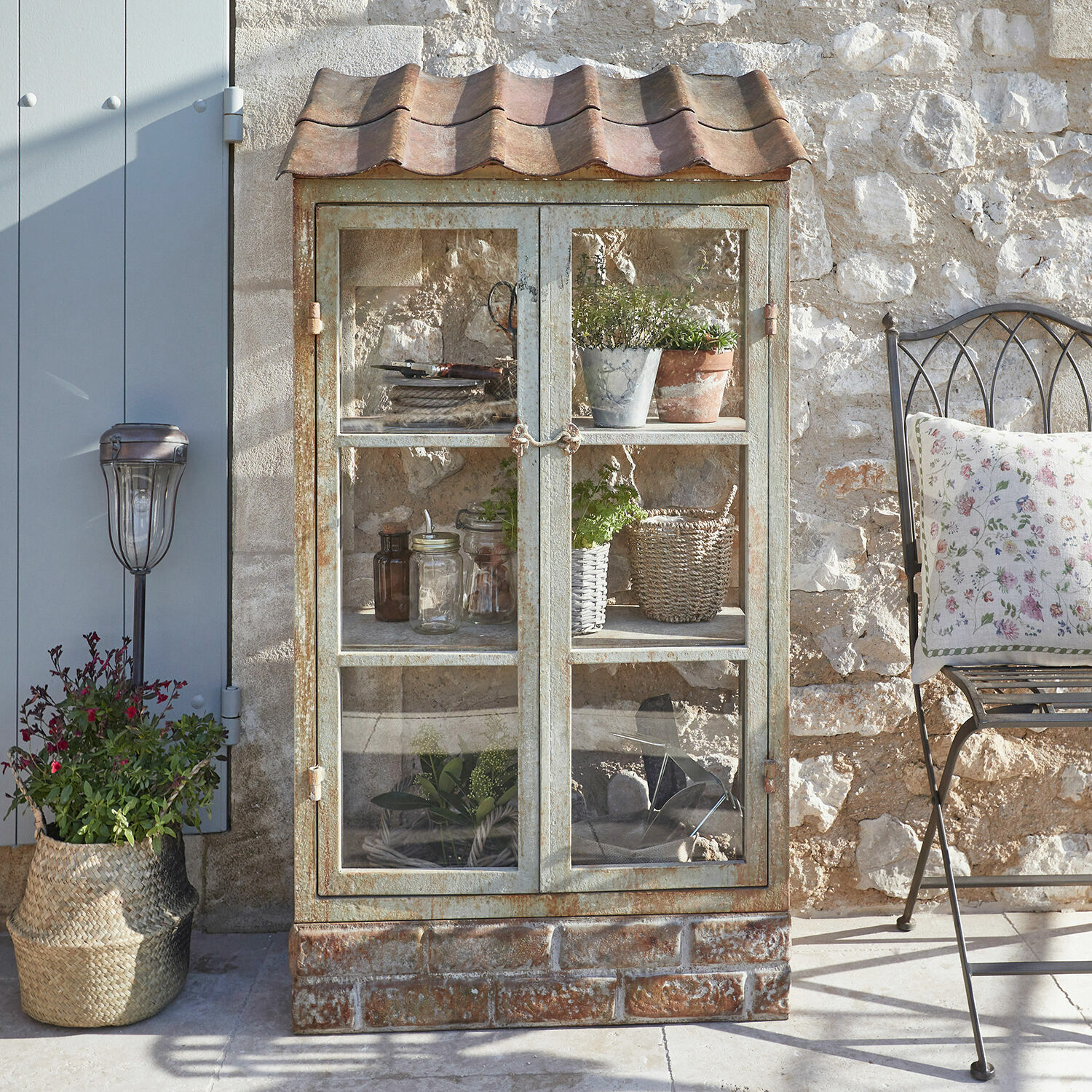 Serre Goulburn Armoire de jardin en métal avec portes vitrées et toit en tuiles, style rustique extérieur