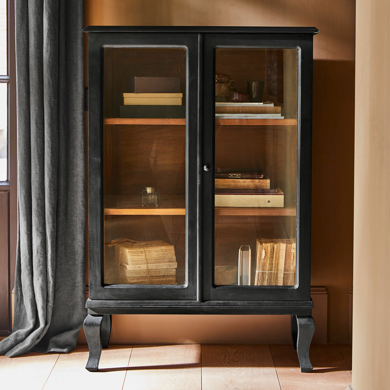 Commode Westleigh Vitrine en bois noir avec portes vitrées et étagères, rangement vintage pour livres et objets