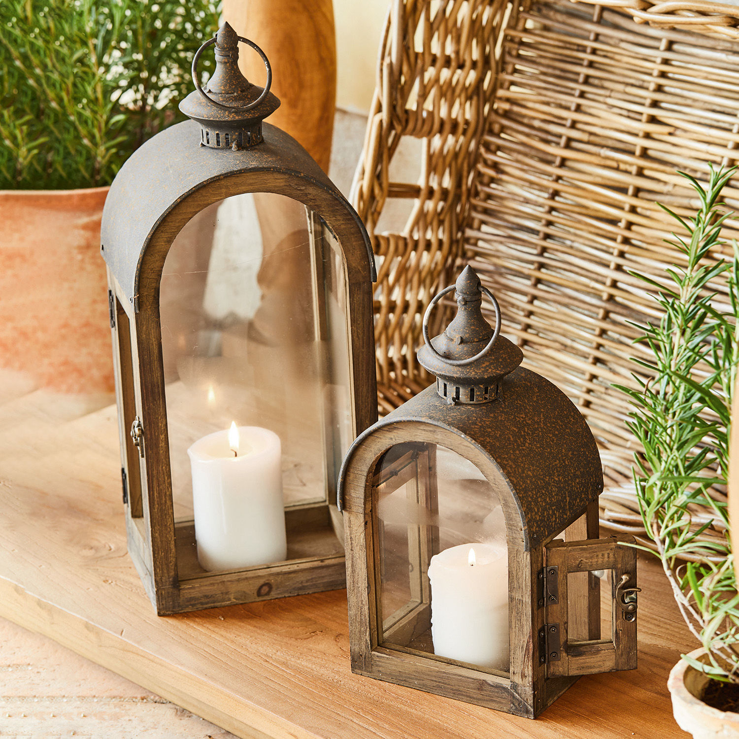 Lantaarn set van 2 Jadon Houten lantaarns met roestige metalen deksel en witte kaarsen op houten tafel, rustieke decoratie