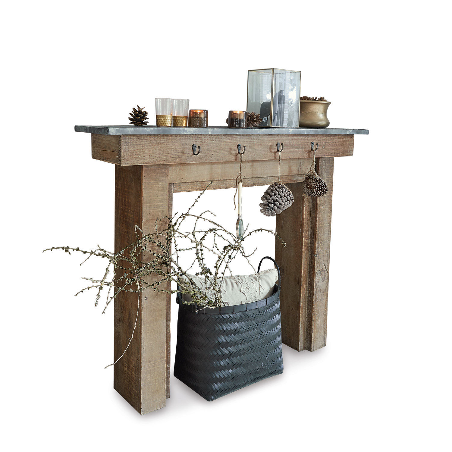 Console de cheminée Lesterby en bois brun-gris avec décorations et panier noir pour coussins