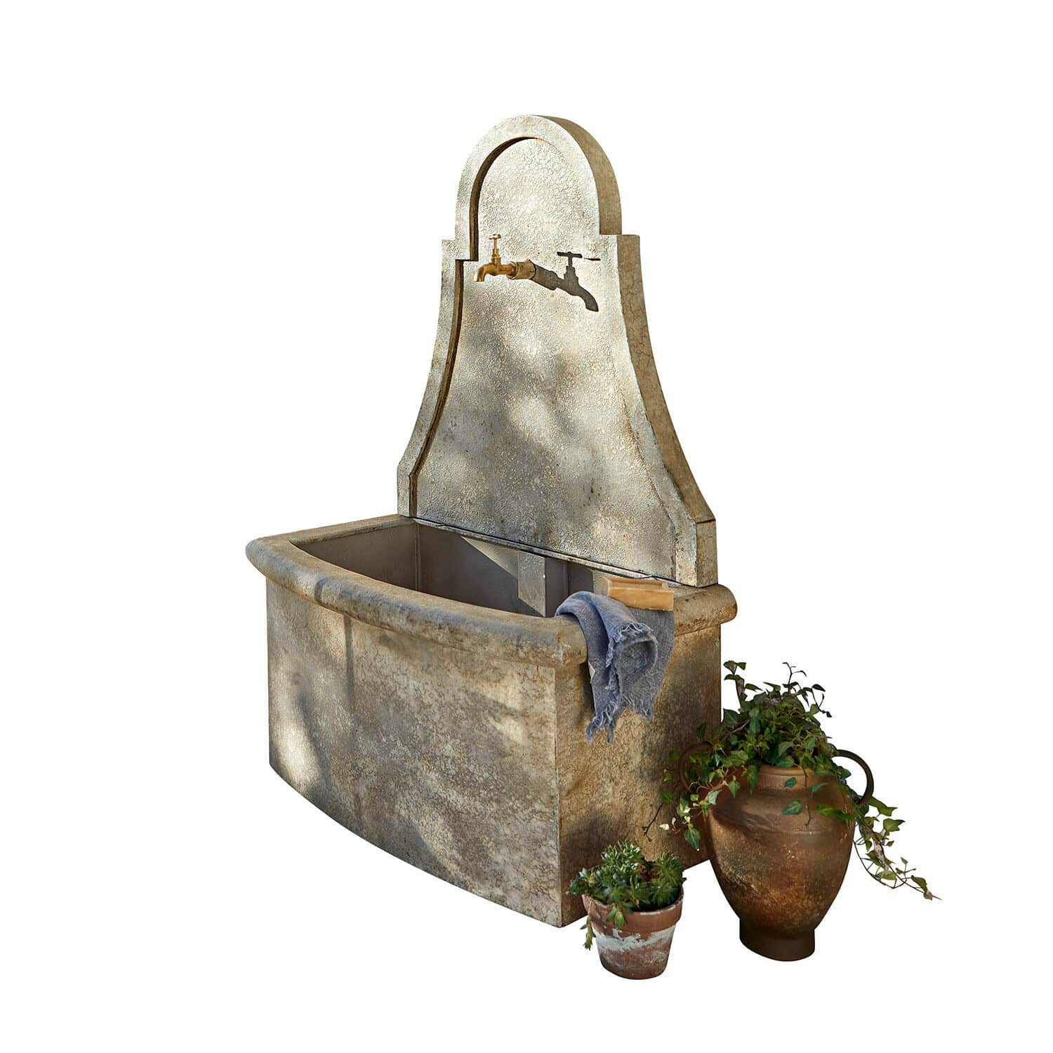 Bron Albury Decoratieve stenen tuinwasbak met messing kraan en plantenpotten