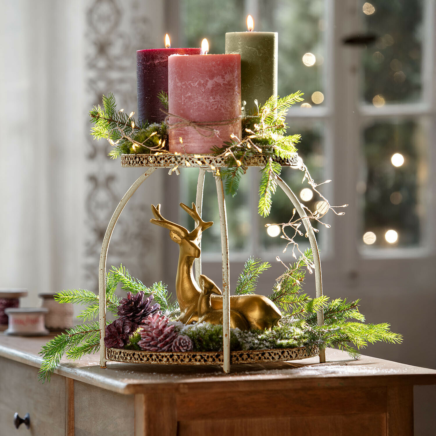 Présentoir à étages Nolienne Bougeoir en métal avec trois bougies colorées et une figurine de cerf dorée pour décoration de Noël