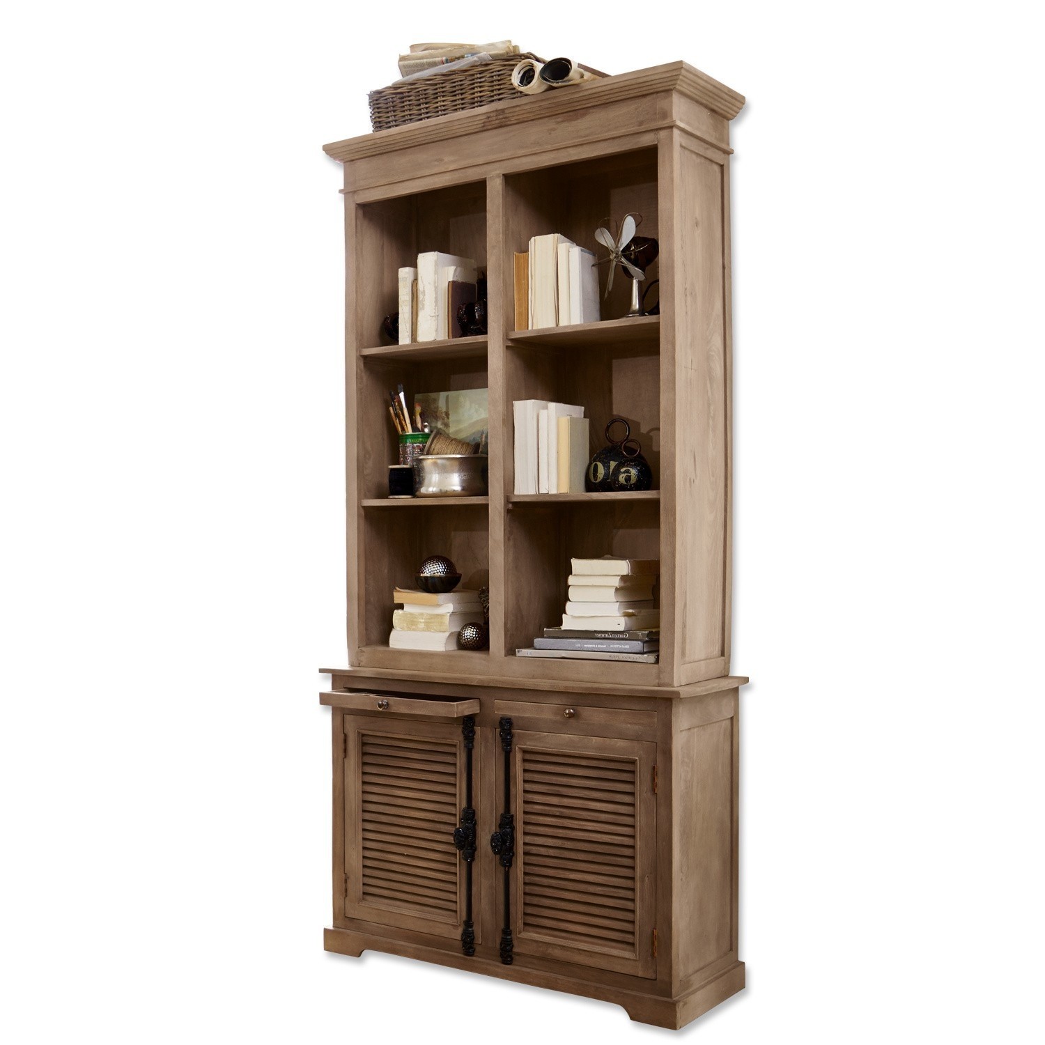 Houten kast in natuurlijke kleur met planken en lades voor boeken en decoratie