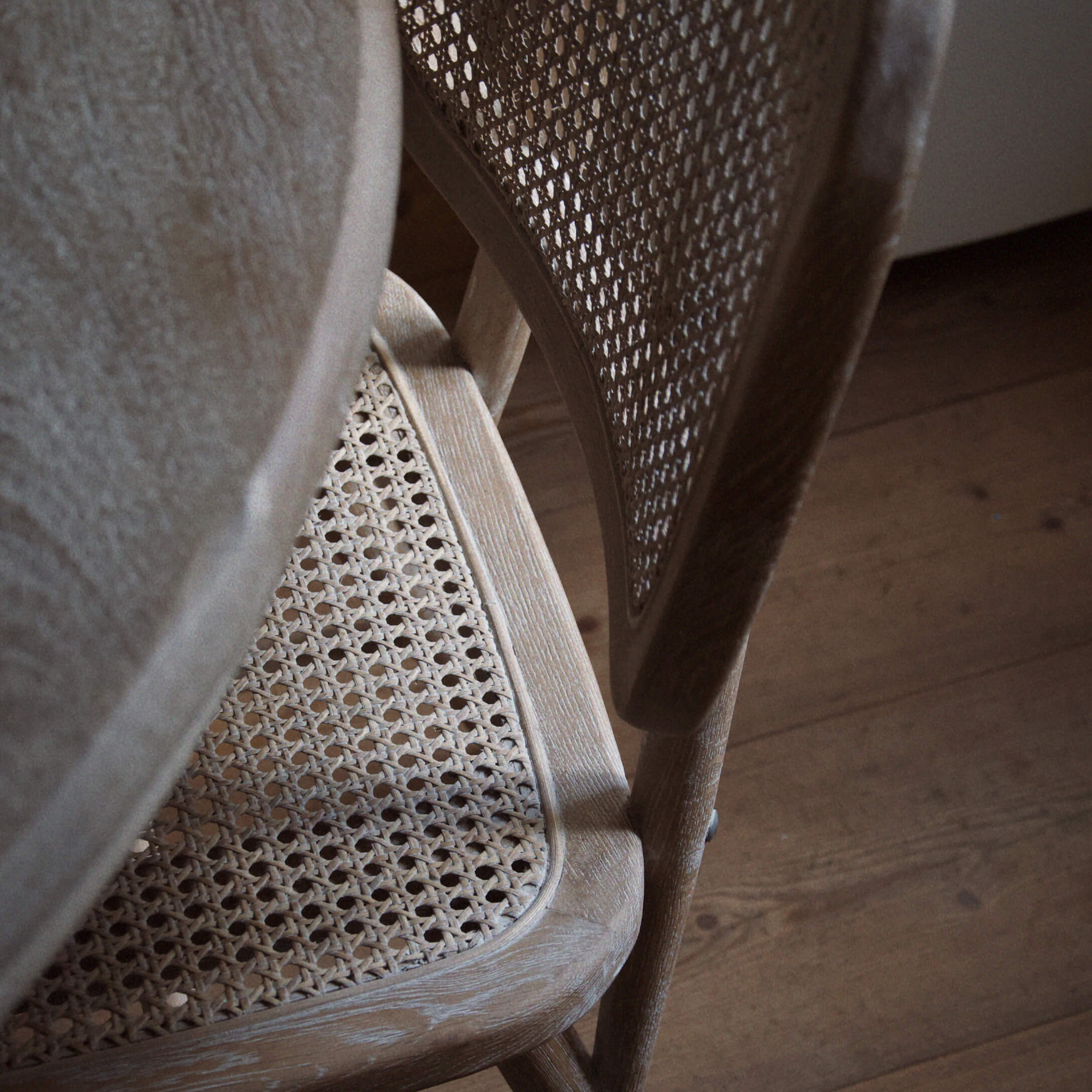 Chaise en bois clair avec assise et dossier en cannage, design naturel et matériau authentique
