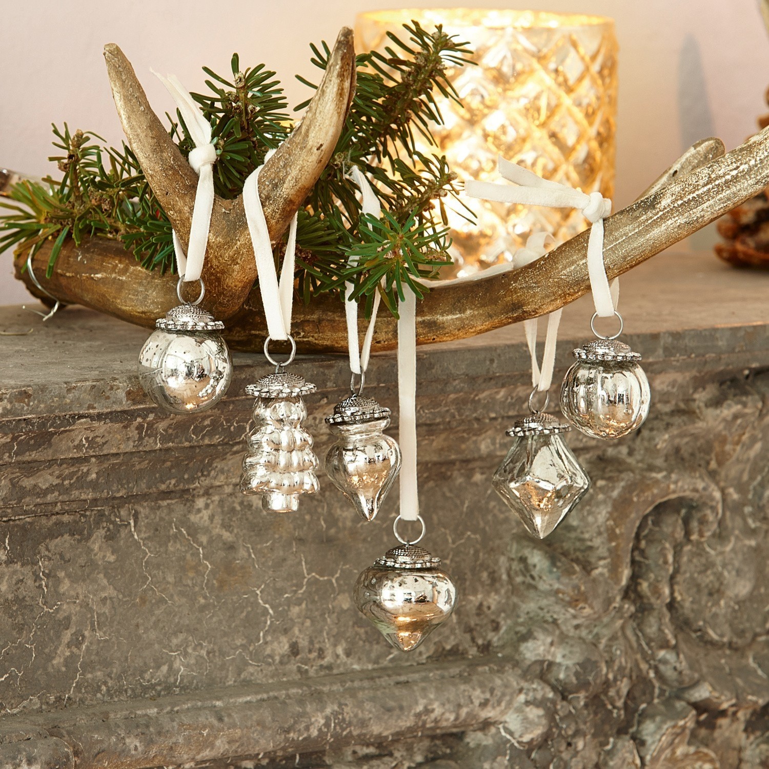 Kerstversiering set van 6 Levier Zilveren kerstversieringen met witte linten aan gouden gewei met groene takken