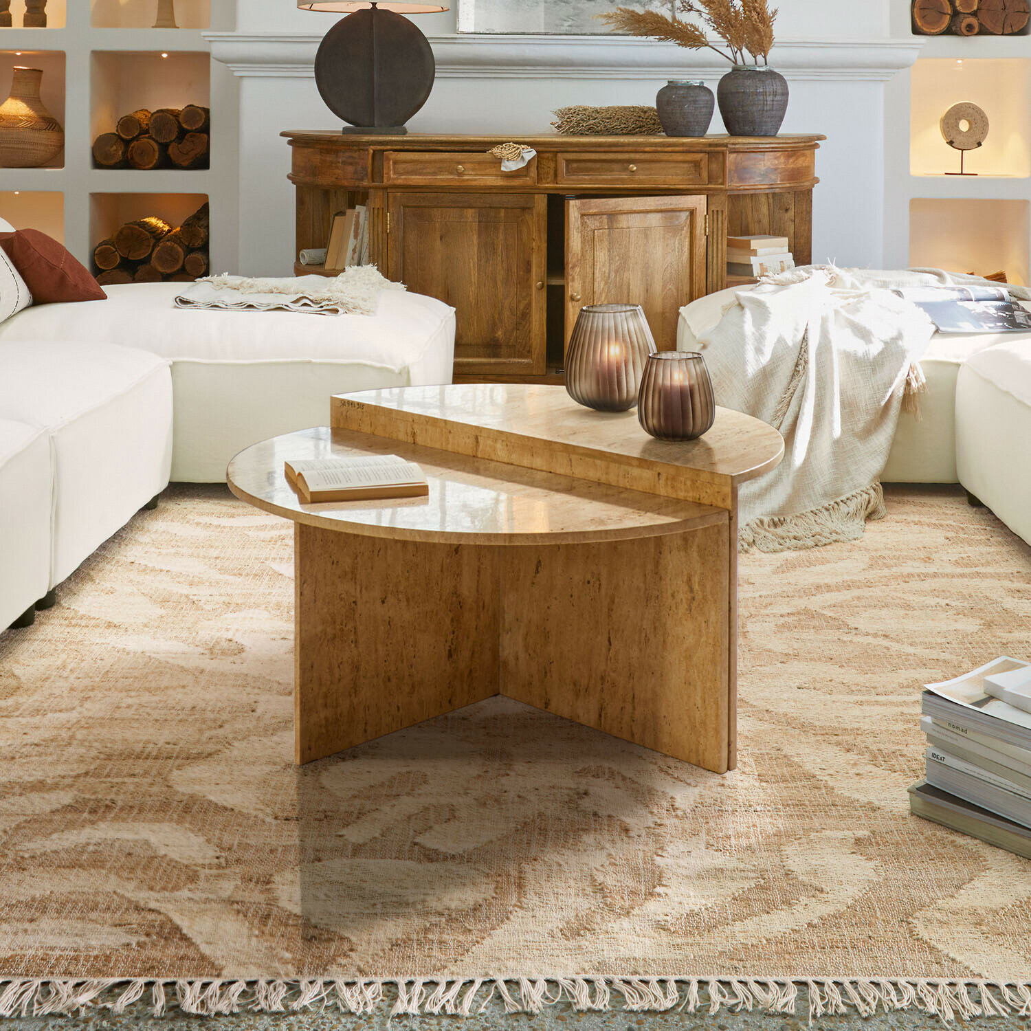 Table basse moderne en bois couleur naturelle sur tapis beige dans un salon lumineux