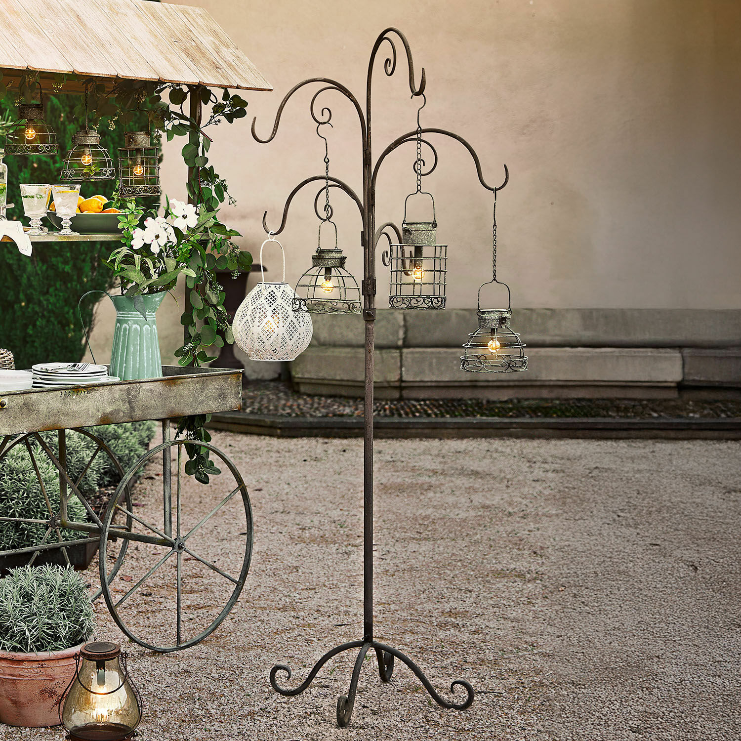 Support Merisette Support en métal avec quatre lanternes suspendues style vintage pour décoration de jardin et terrasse
