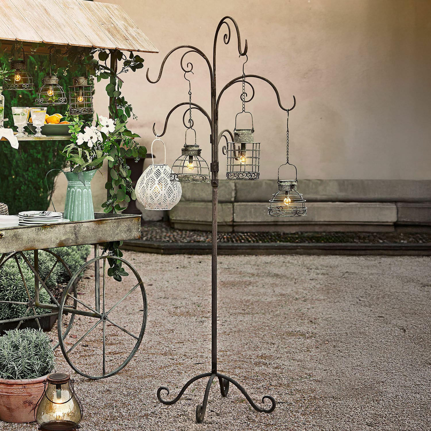 Support Merisette Support en métal avec quatre lanternes suspendues style vintage pour décoration de jardin et terrasse