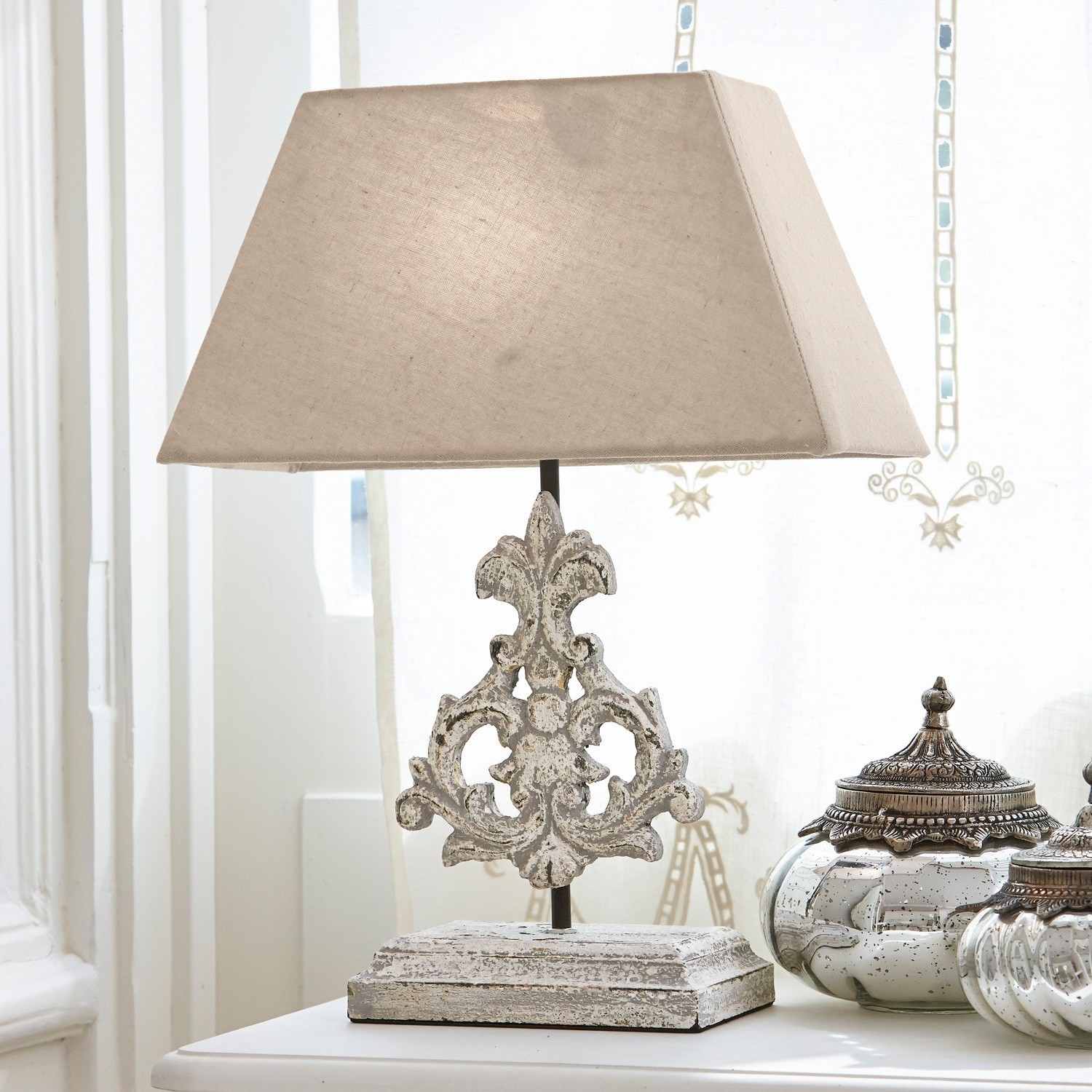Lampe à poser Poème Lampe de table avec abat-jour beige et base vieillie blanche en métal et bois décoratif