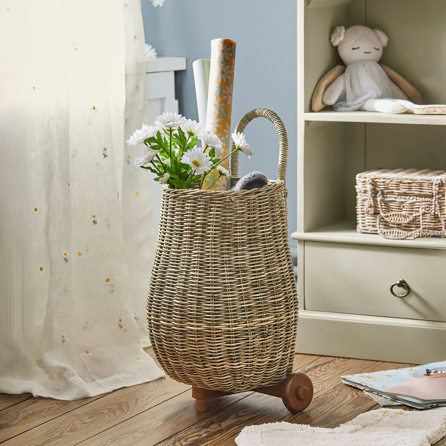 Panier à roulettes pour enfant Tinytreasure Panier en osier naturel sur roulettes avec poignée, rempli de fleurs blanches et de papiers décoratifs