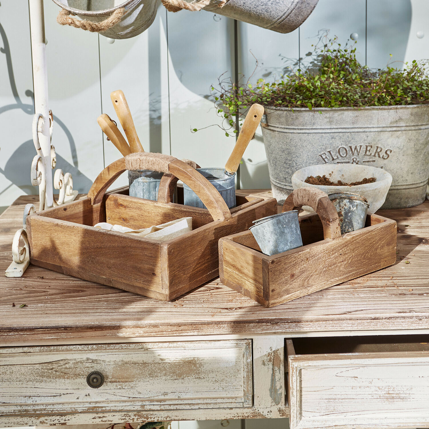 Houten kistje set van 3 Nettleby Houten bakken met handvatten en metalen potten op tuintafel voor tuingereedschap en planten