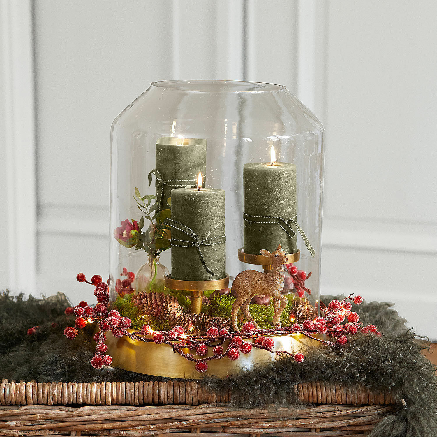 Windlicht Vemesto Kerstdecoratie met drie groene kaarsen, glazen stolp en hertenfiguur op gouden voet
