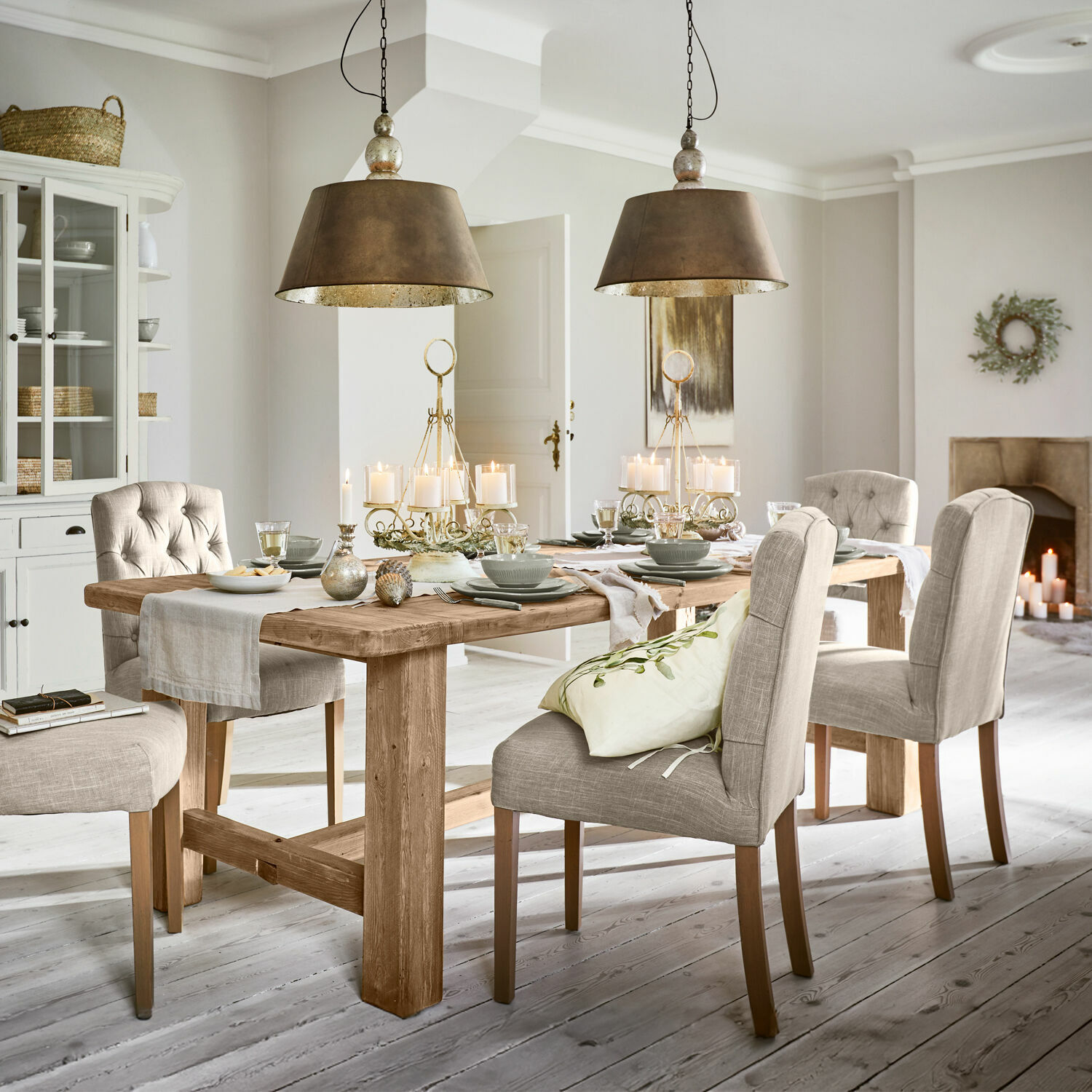 Table Oteley Salle à manger avec table en bois massif et chaises rembourrées beige dans un style rustique
