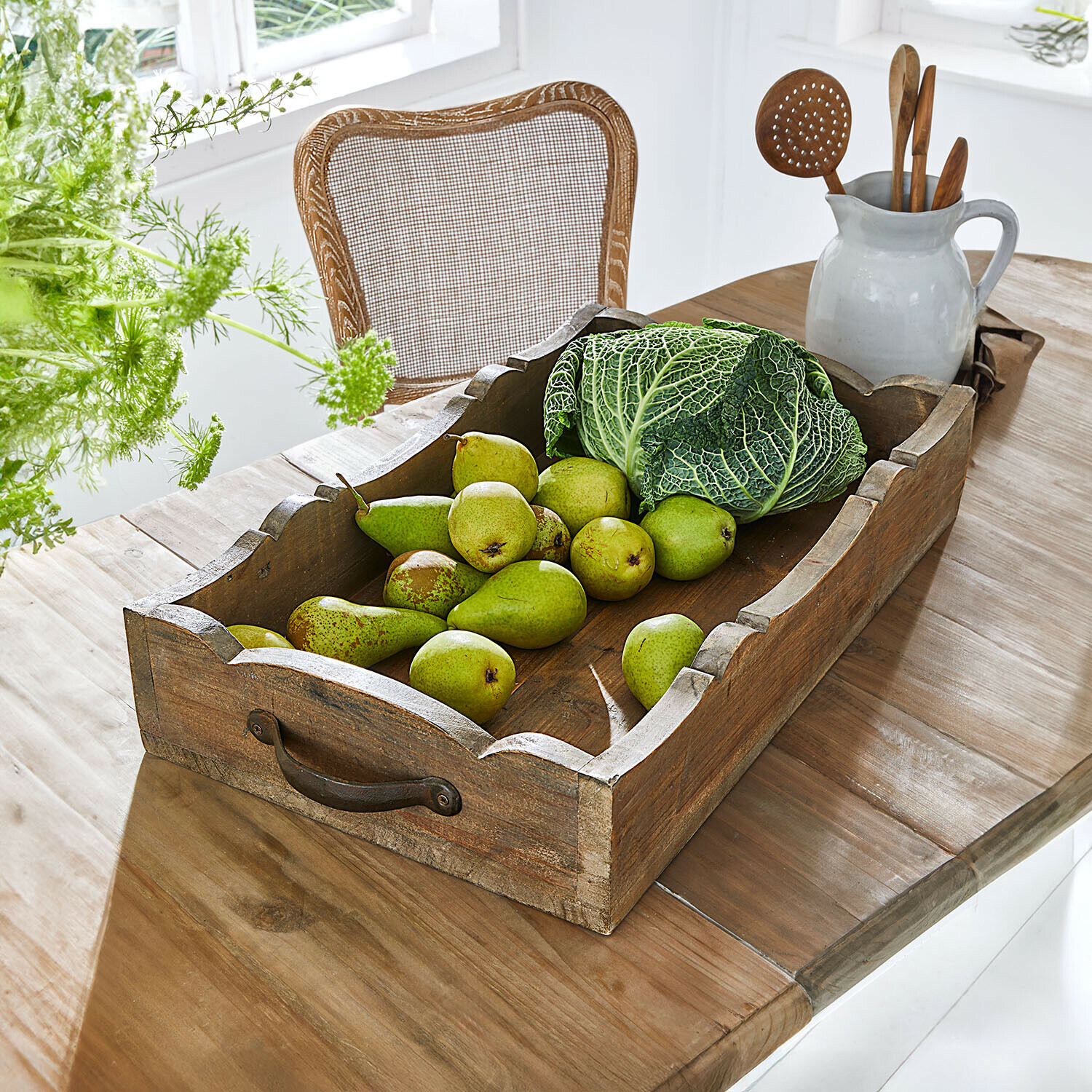 Dienblad Tjorna Houten dienblad met metalen handvatten op houten tafel met peren en groene kool, rustieke stijl