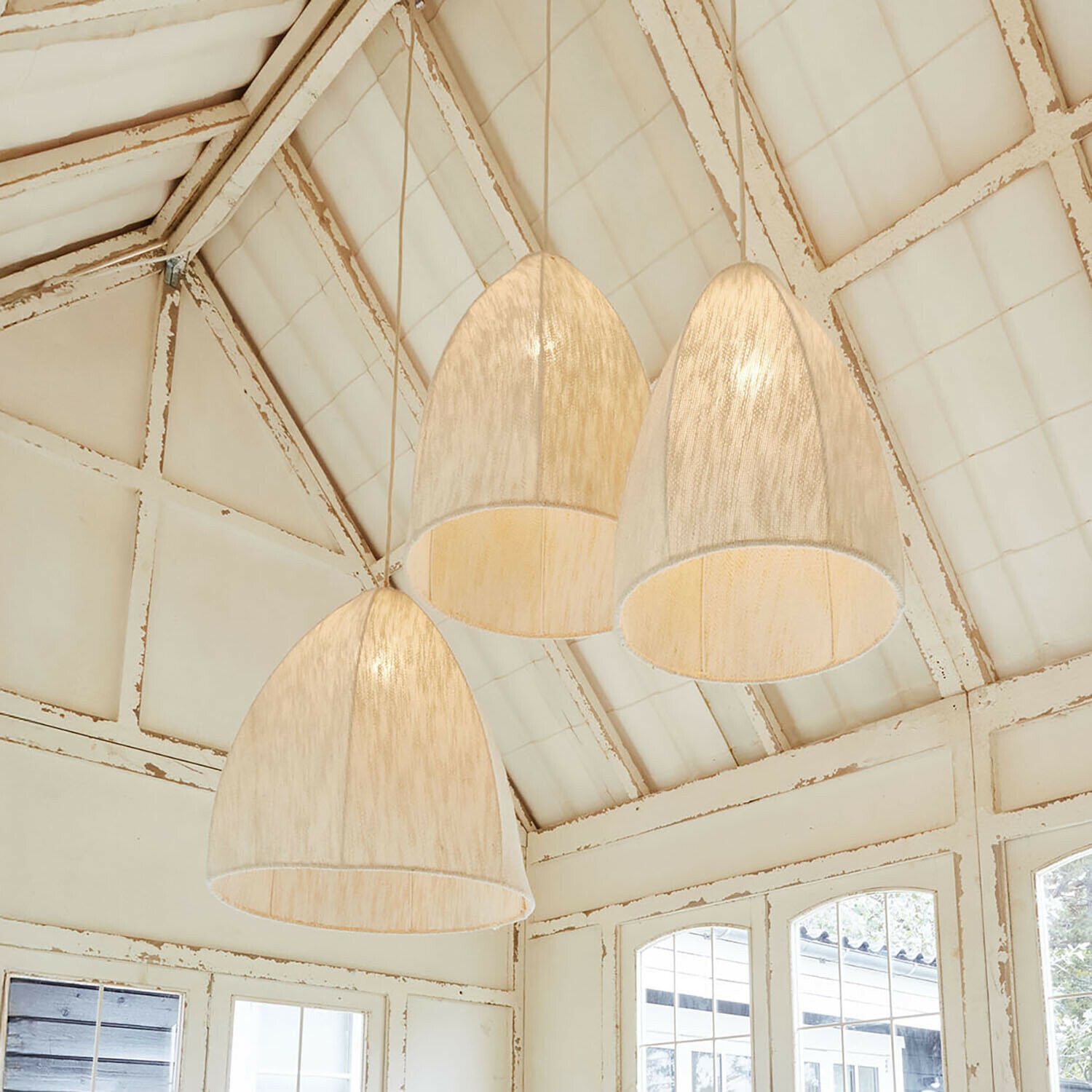 Hanglamp set van 3 Reveaux Drie hanglampen van lichte stof in klokvorm in rustieke ruimte met wit plafond