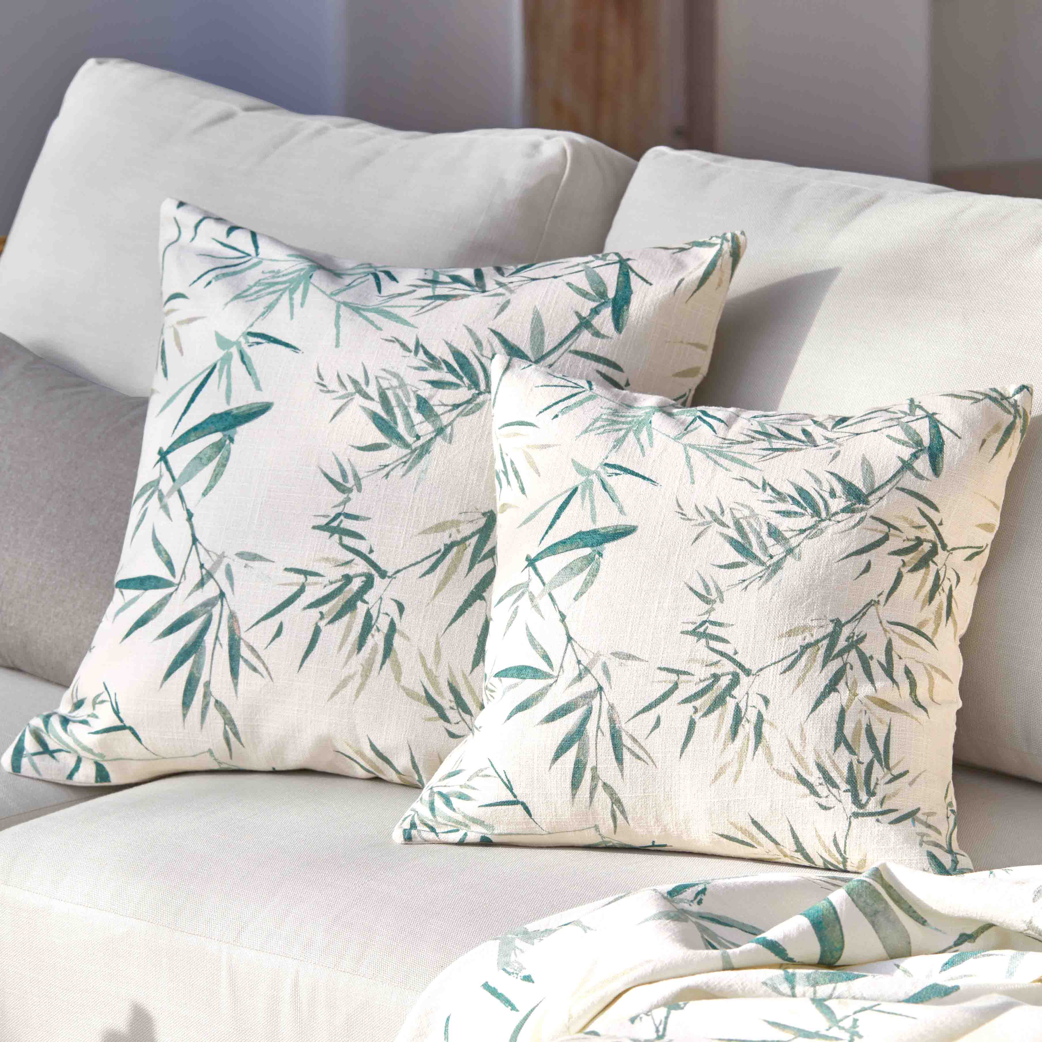 Dubbelzijdige decoratieve kussens van crème katoen met groen bladmotief, trendy woonaccessoires