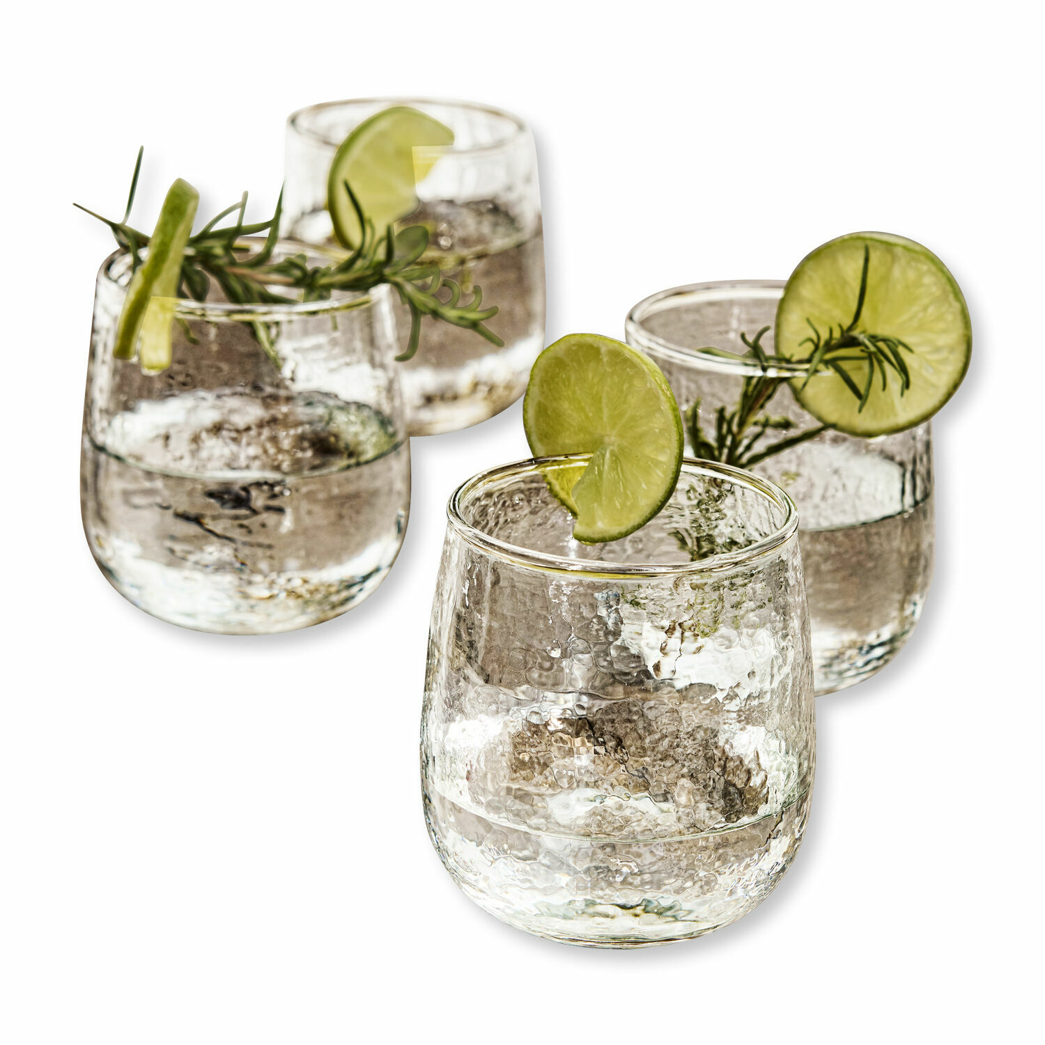 Lot de 4 verres Valters Ensemble de quatre verres en verre texturé avec tranches de citron vert et branches de romarin