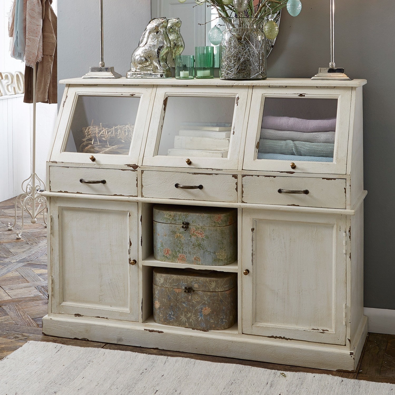 Buffetkast Bolquère Witte houten dressoir in vintage stijl met glazen deuren en lades voor opbergruimte