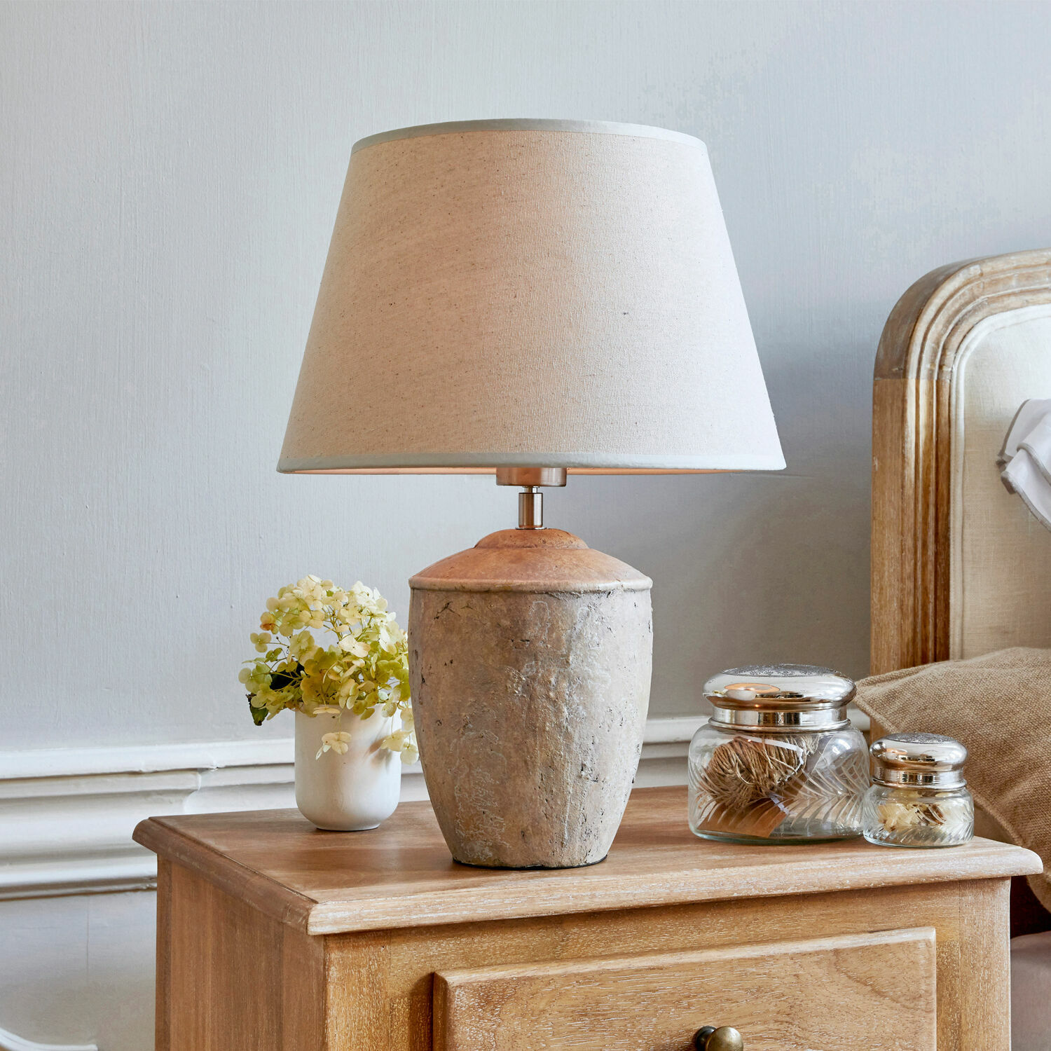 Lampe à poser Verfaille Lampe de table avec abat-jour beige et base en céramique sur table de chevet en bois