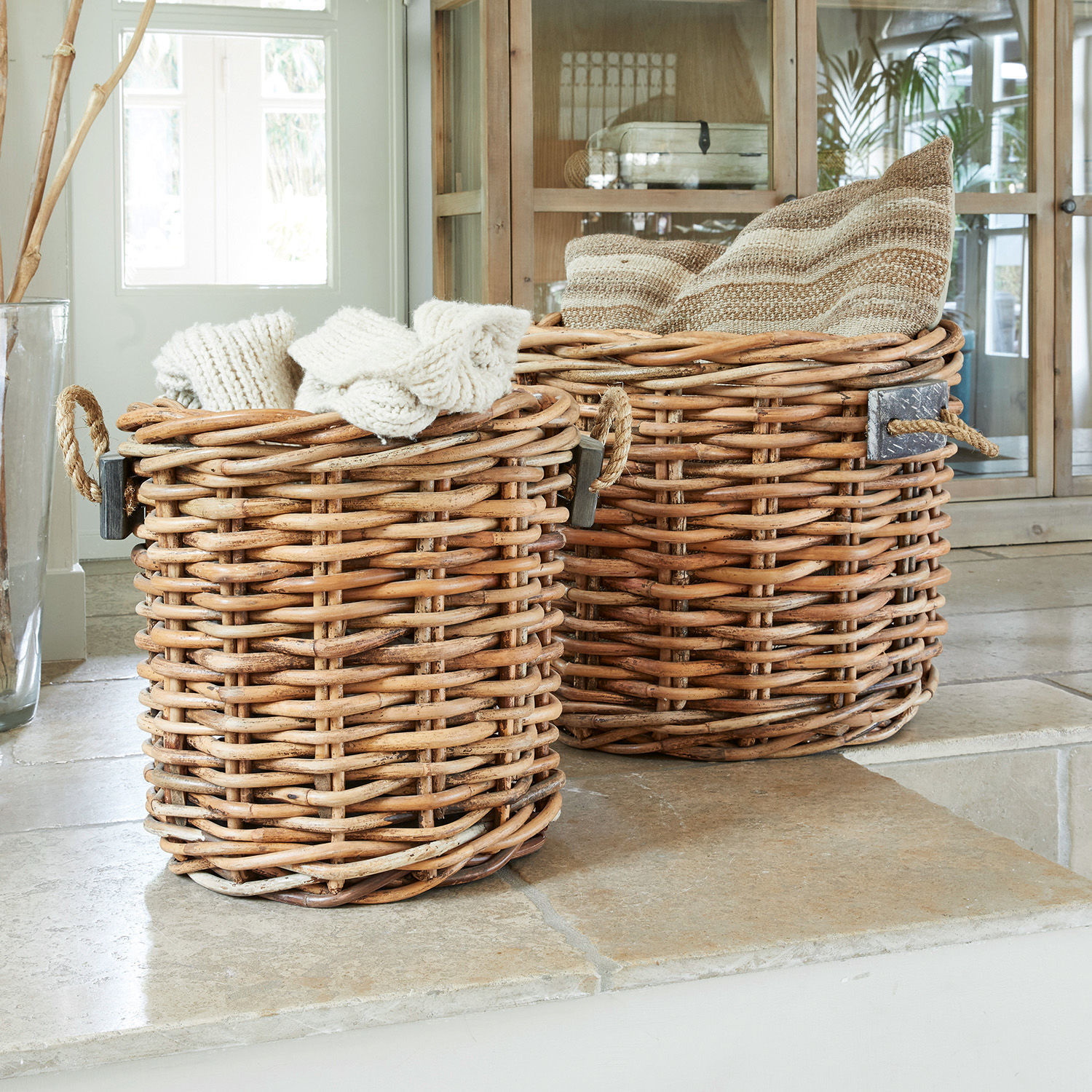 Lot de 2 paniers Marché Deux paniers ronds en rotin naturel avec poignées en corde pour ranger des textiles décoratifs