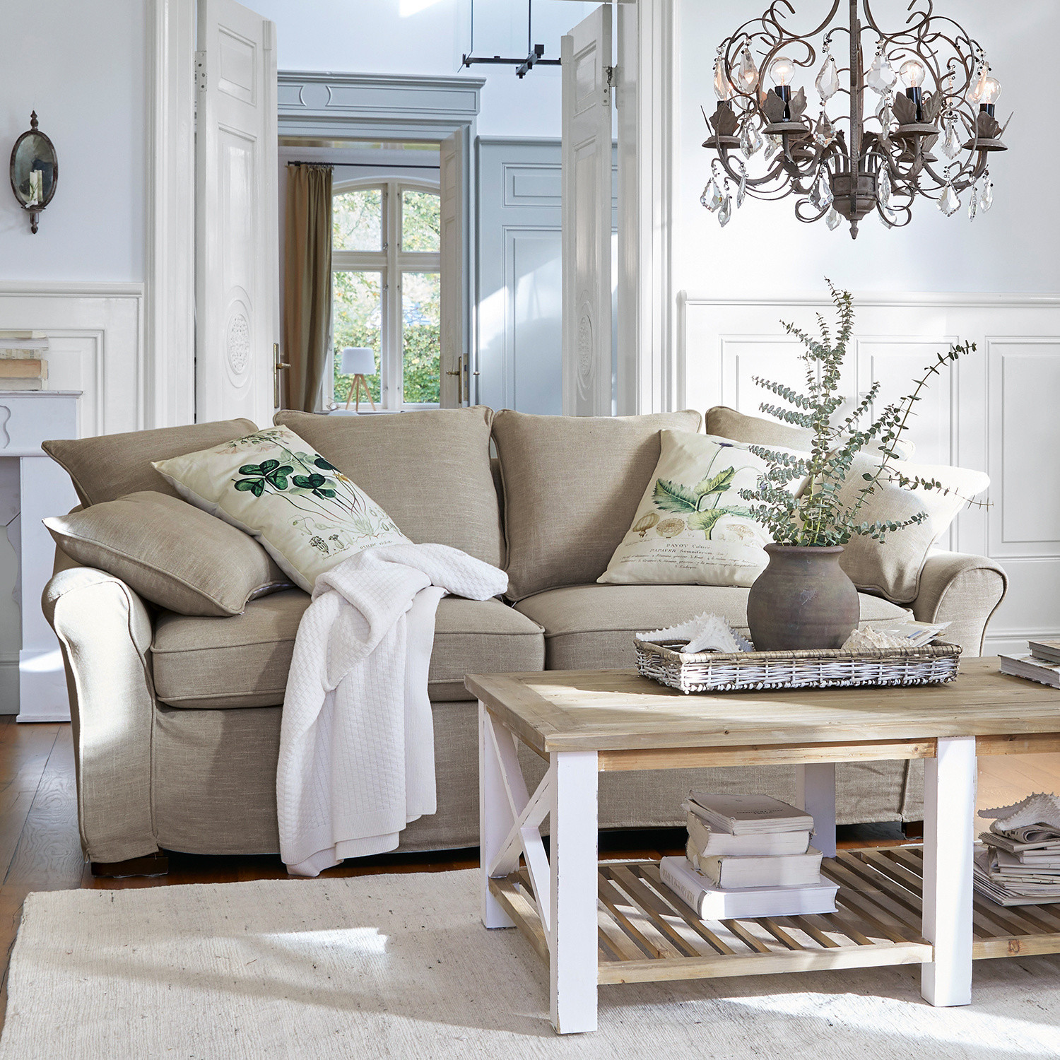 Bank Long Beach Beige stoffen bank met decoratieve kussens en houten salontafel in lichte woonkamer