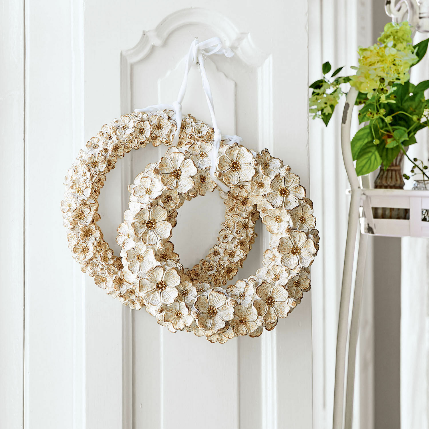 Lot de 2 couronnes Marie Couronne décorative en fleurs blanches avec accents beige suspendue à une porte blanche