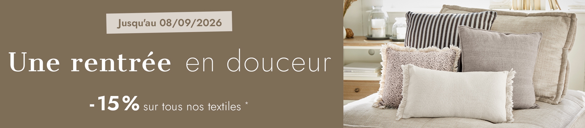Ensemble de coussins décoratifs en tons naturels beige et marron sur canapé, textiles pour la maison