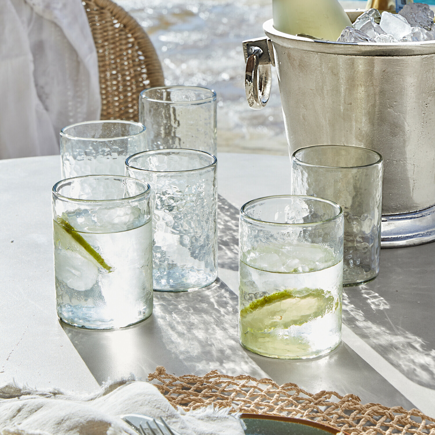 Glas set van 6 Clarksville Glazen van doorzichtig, gestructureerd glas met limoenpartjes en ijsblokjes op witte tafel