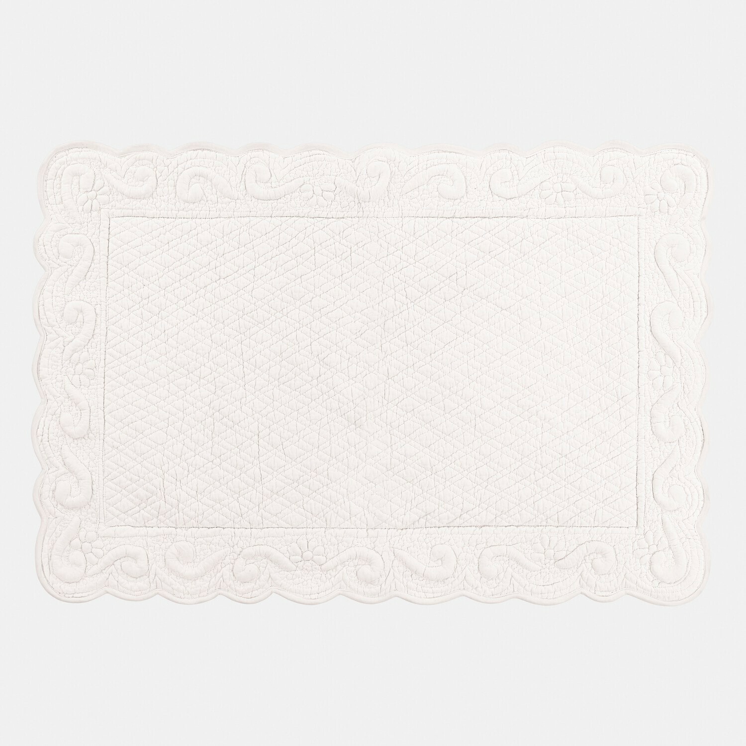 Badmat Svikola Witte katoenen vloerkleed met decoratieve quilting en beige slippers erop