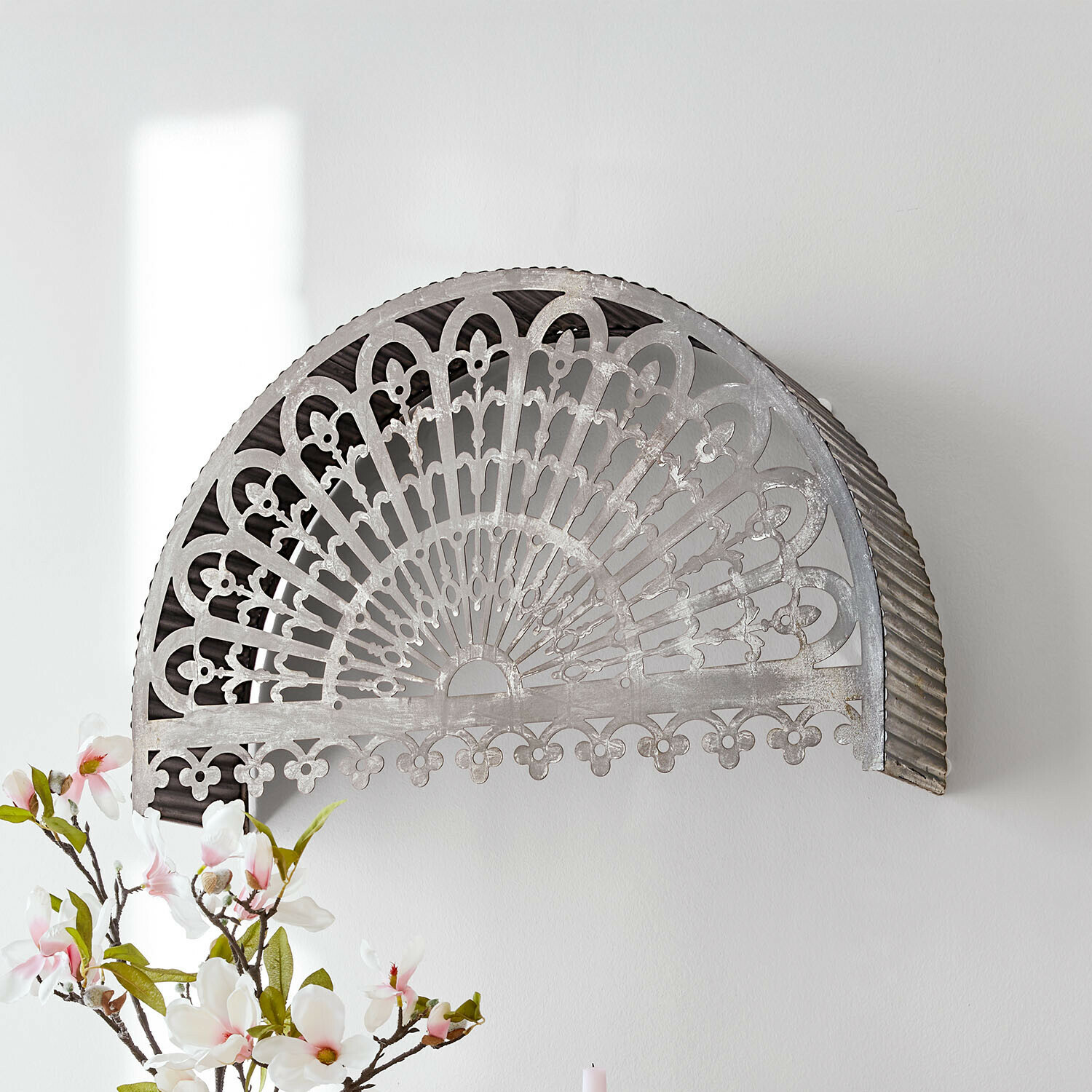 Wandornament Belméran Halfronde metalen wanddecoratie met opengewerkt waaierpatroon in grijze kleur