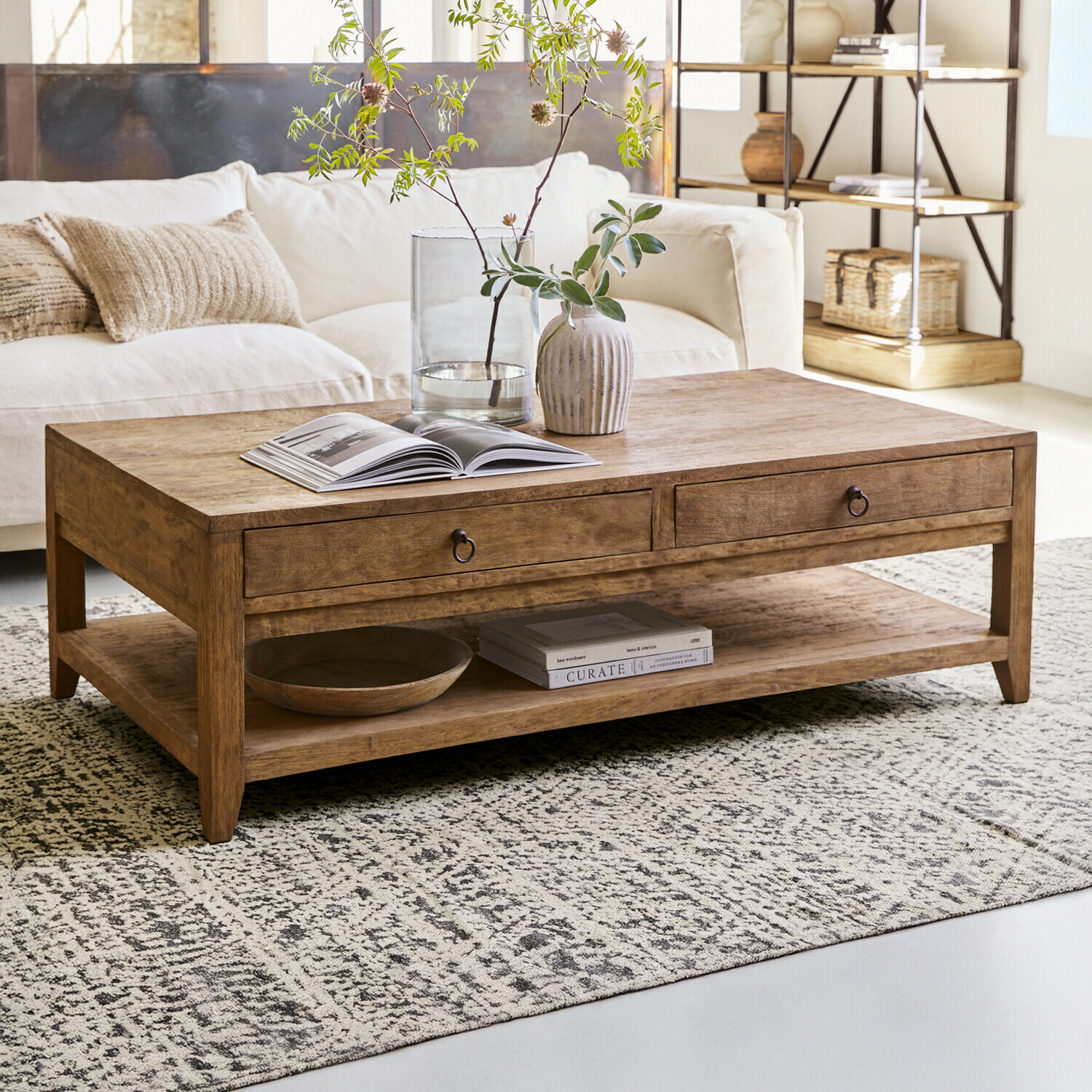 Salontafel Rasmus Houten salontafel in natuurlijke kleur met lades en plank op een patroon vloerkleed