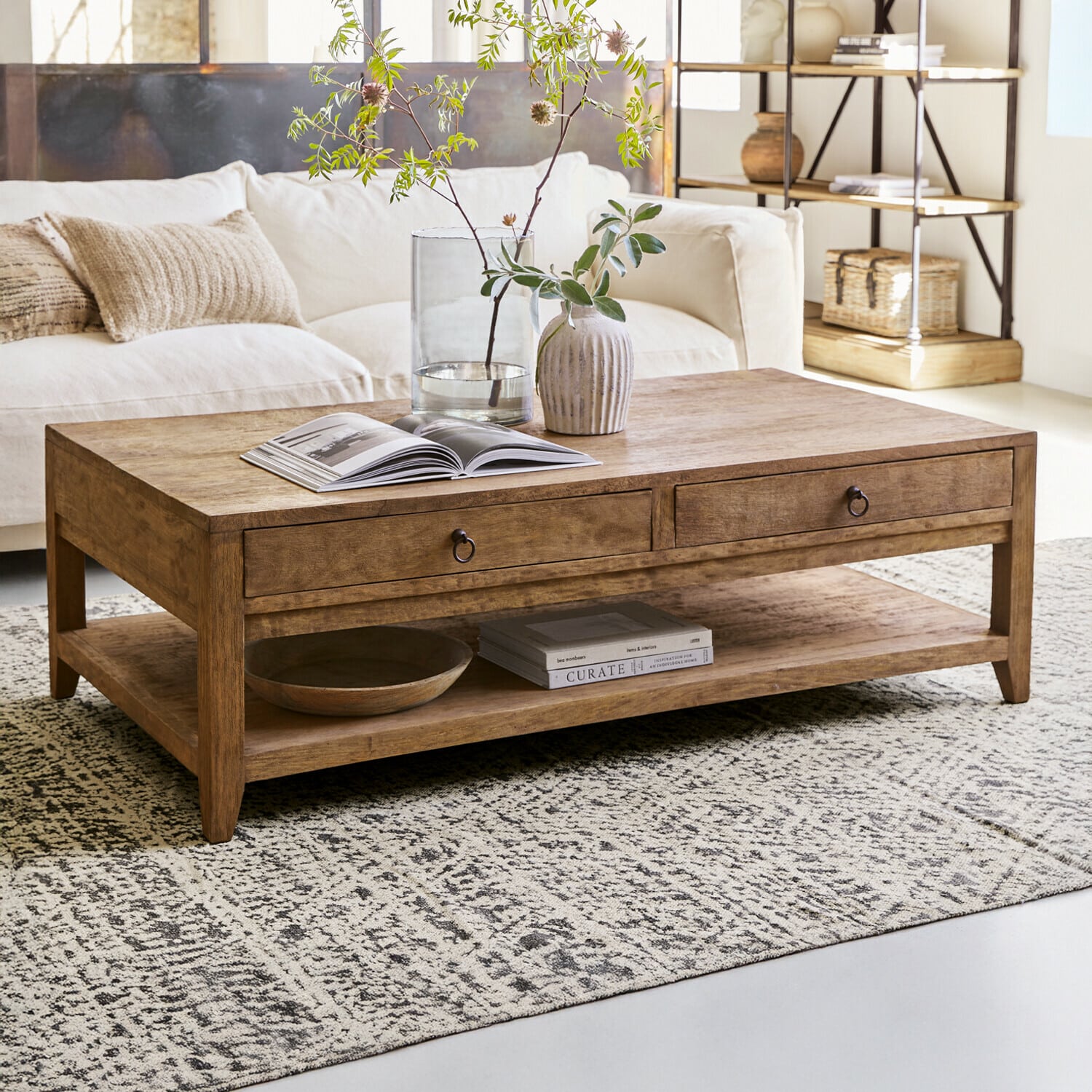 Salontafel Rasmus Houten salontafel in natuurlijke kleur met lades en plank op een patroon vloerkleed