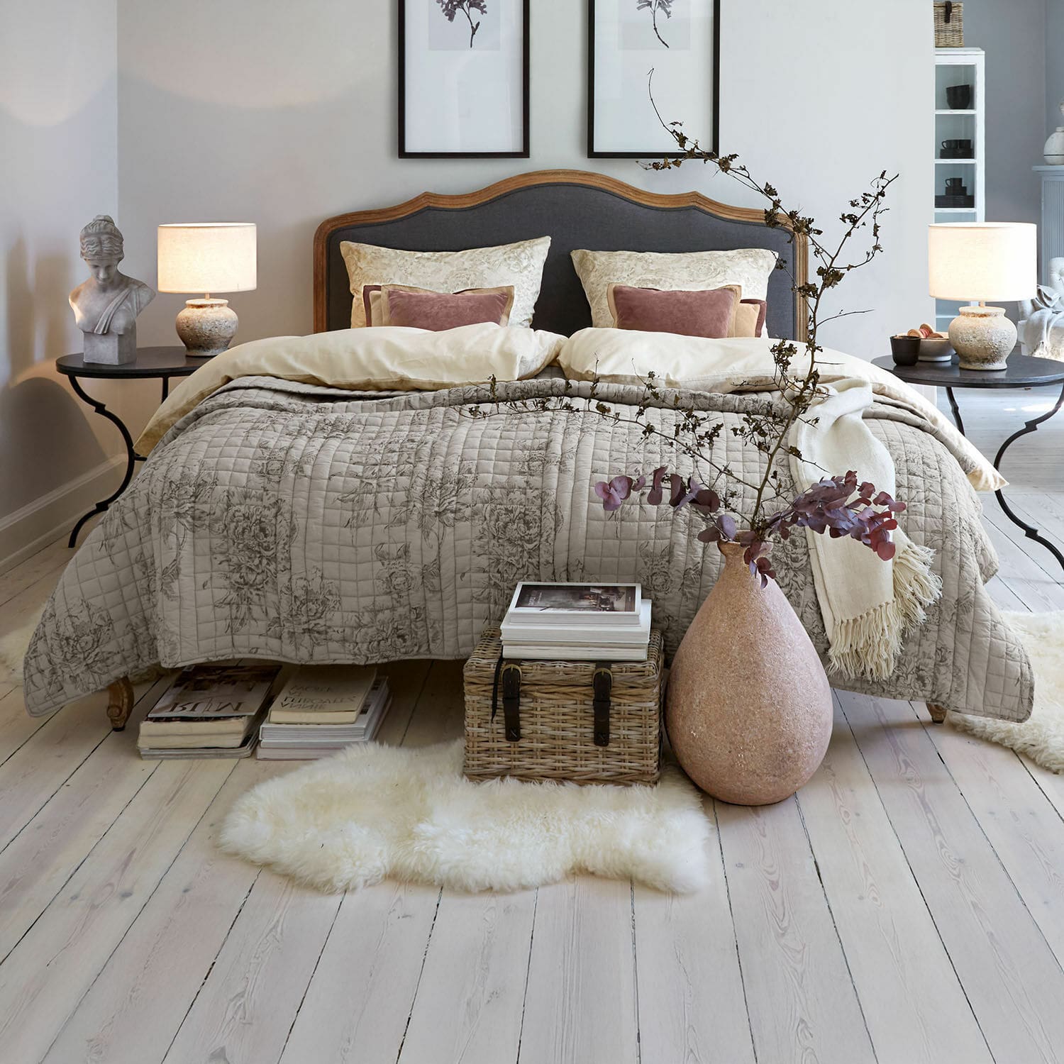 Quilt Orrenwyn Gezellige slaapkamer met houten bed en beige gewatteerde deken met bloemenpatroon