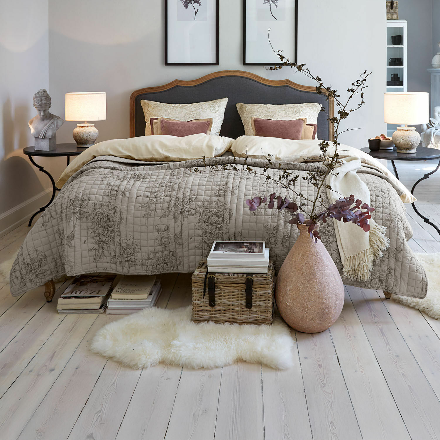 Courtepointe Orrenwyn Chambre chaleureuse avec lit à tête de lit en bois et couvre-lit beige à motif floral