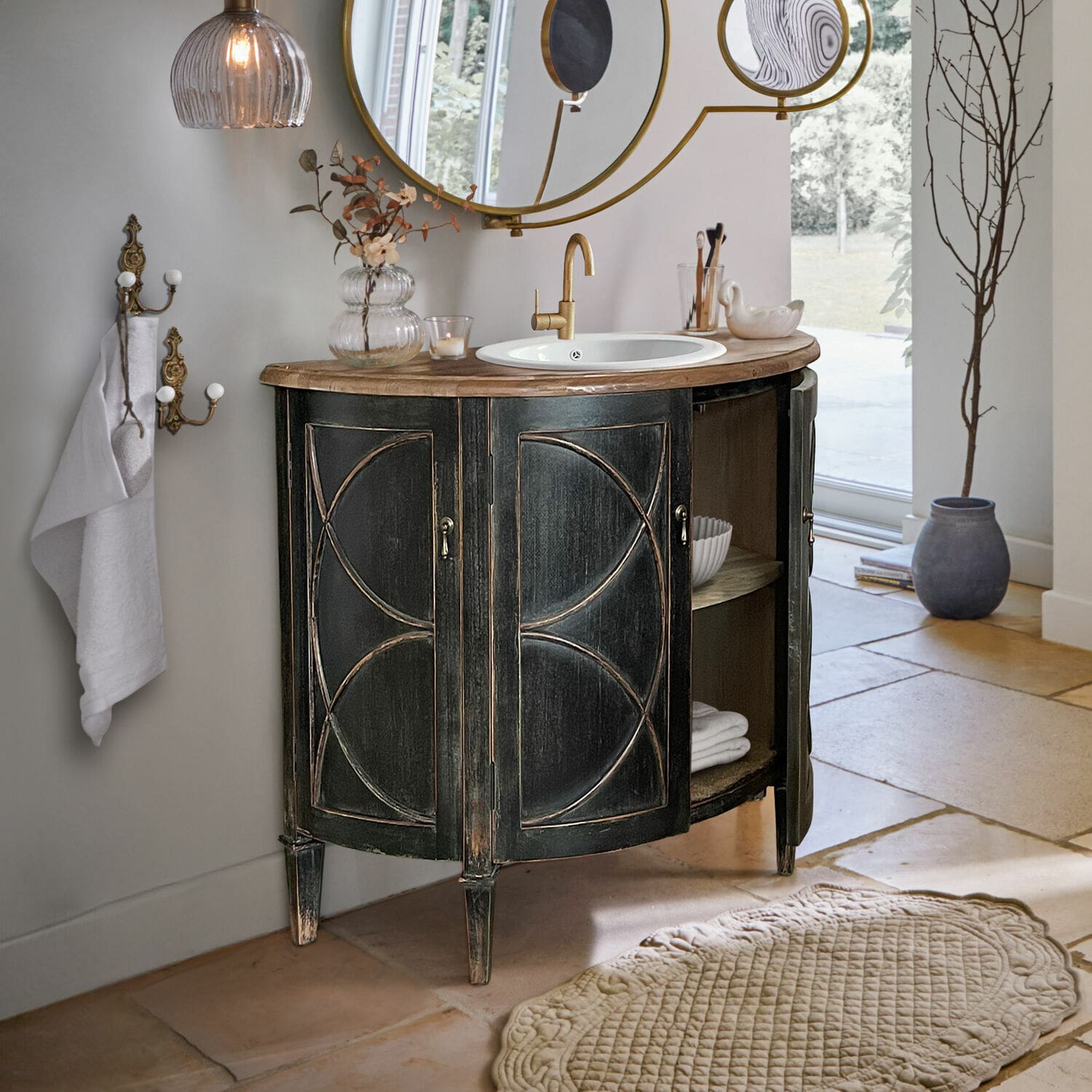 Wastafelmeubel Maison Vertelle Zwarte houten badkamerkast met wit wastafel en gouden kraan, vintage stijl, decoratief oppervlak