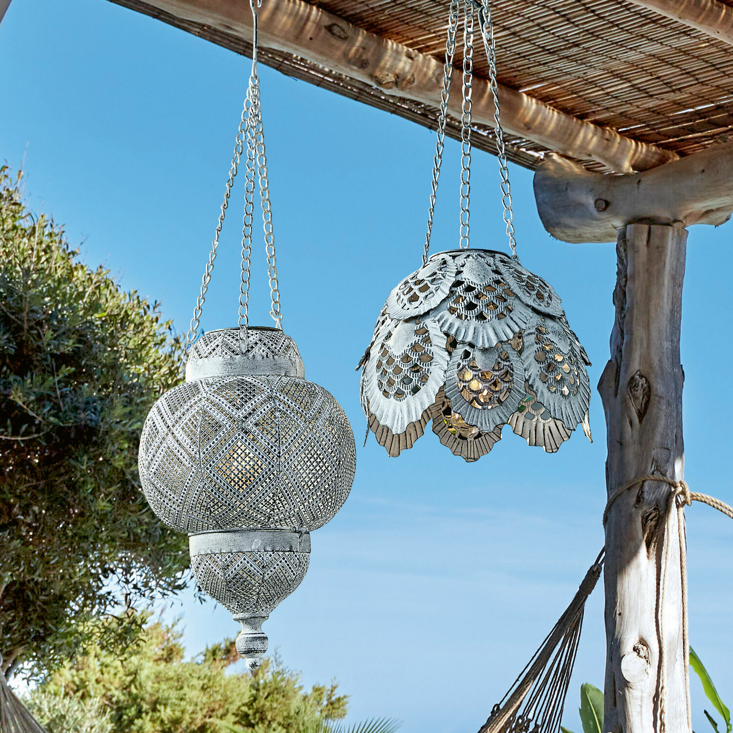 Hanglantaarn op zonne-energie set van 2 Paale Twee hangende metalen lantaarns in wit met opengewerkt patroon, buiten tuin decoratie