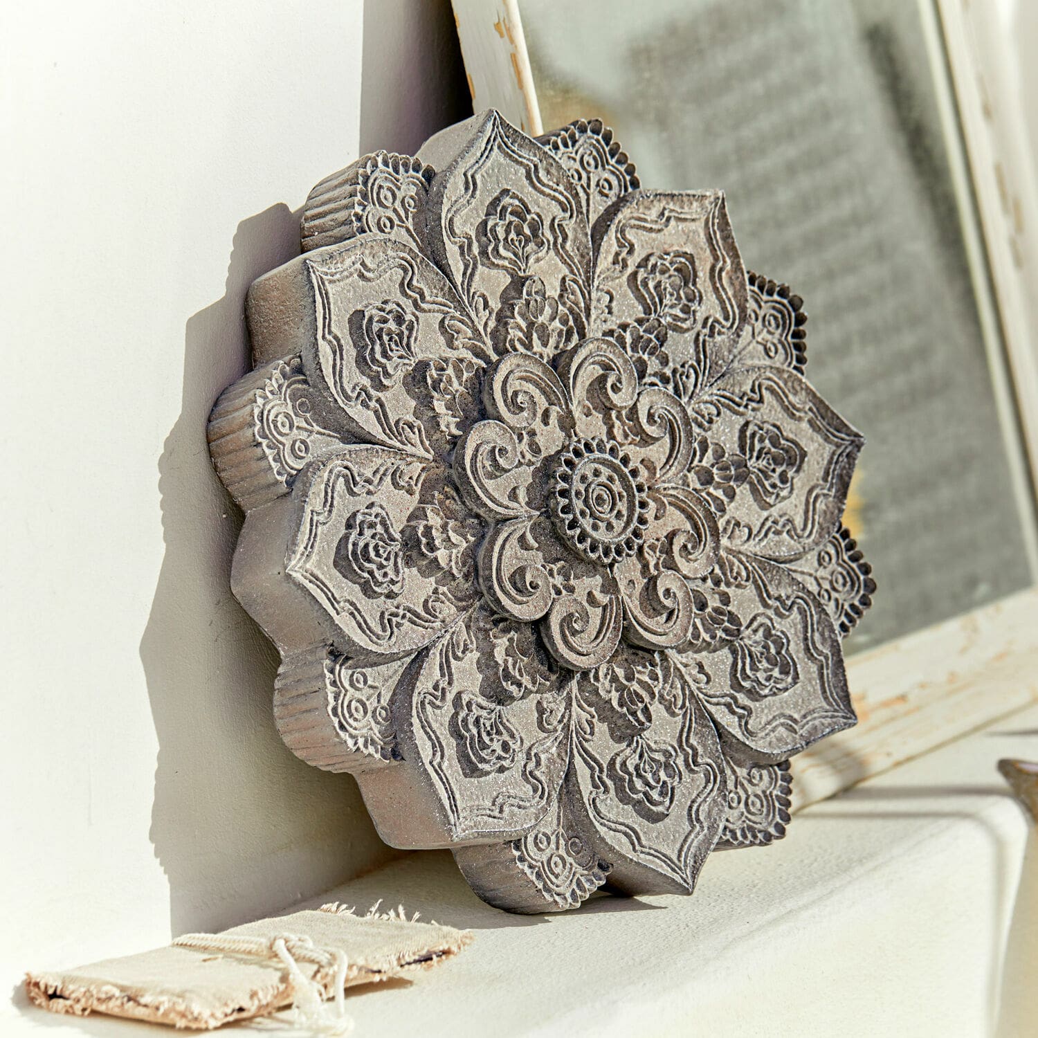 Décoration murale Aubure Ornement décoratif en bois gris avec motif floral, parfait pour la décoration intérieure et murale