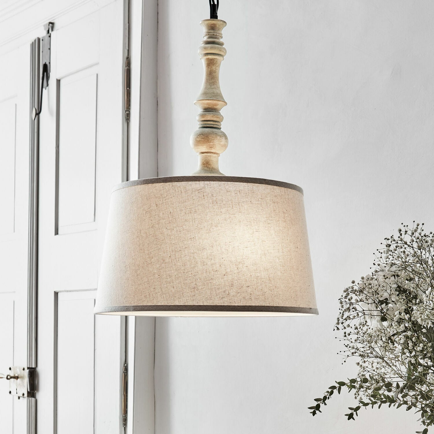 Suspension Martigny Suspension avec abat-jour beige et base en bois patiné pour un éclairage chaleureux