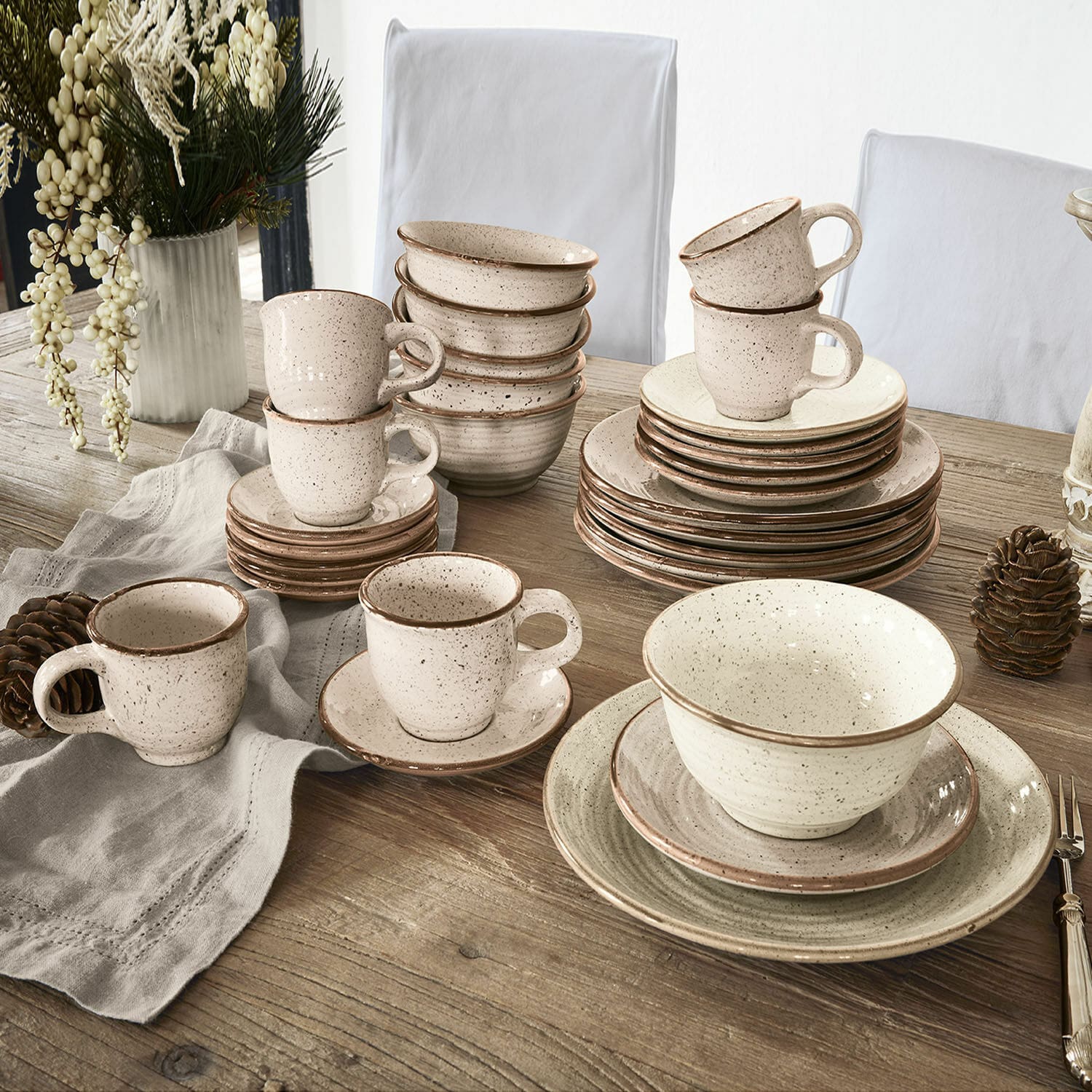 Servies set van 30 Murray Set crème keramiek met bruine rand op houten tafel, rustieke stijl