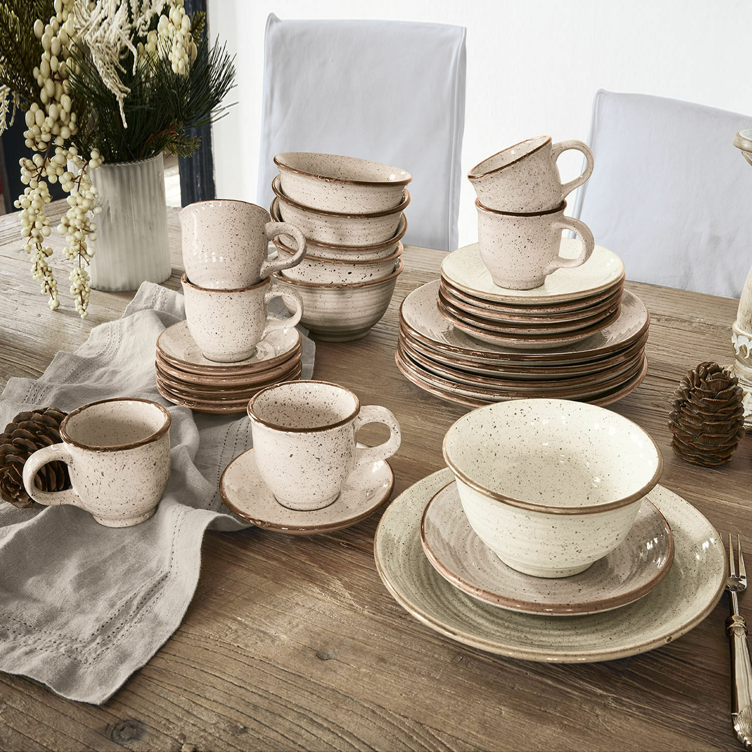 Servies set van 30 Murray Set crème keramiek met bruine rand op houten tafel, rustieke stijl
