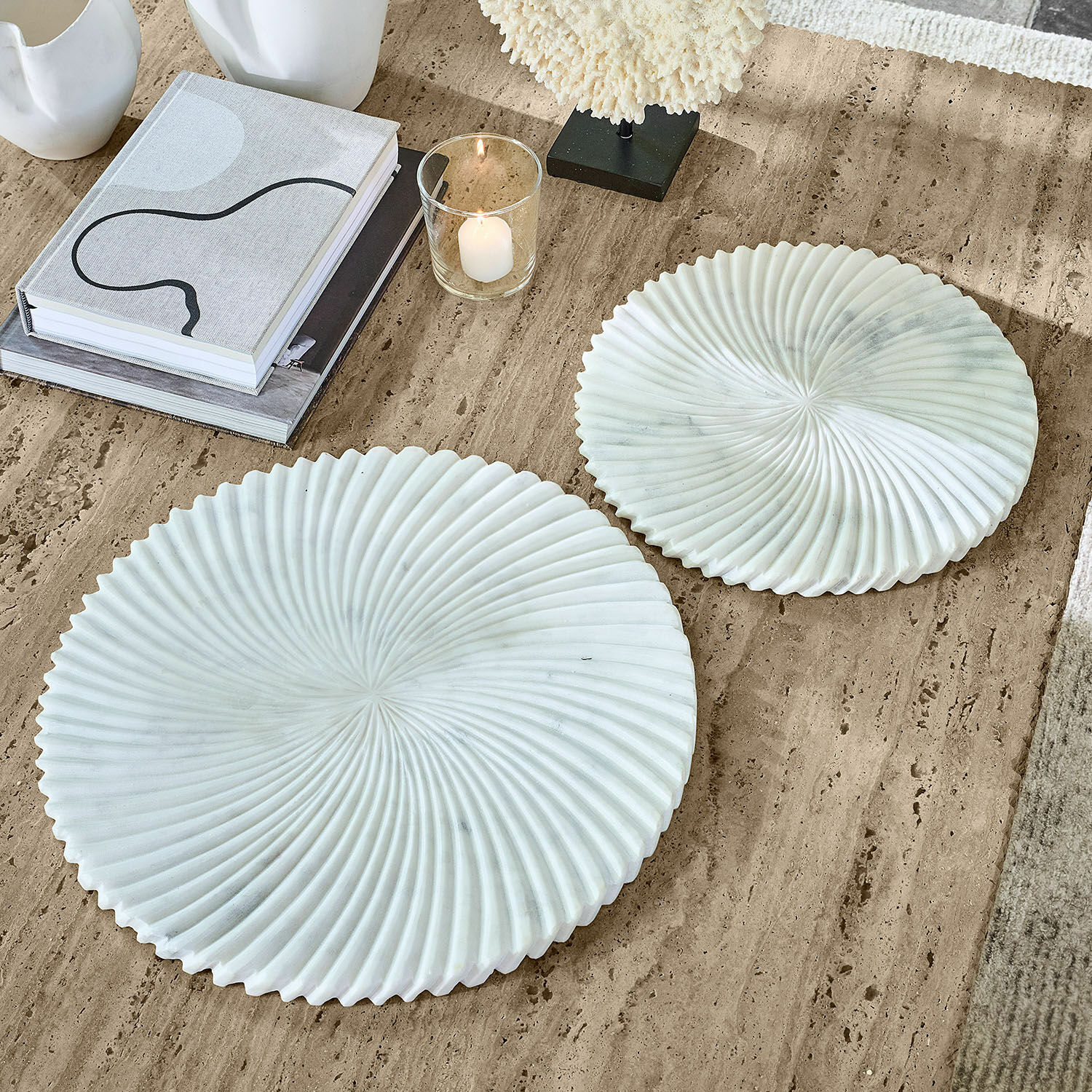 Plateau set van 2 Bellarivas Twee witte marmeren decoratieve borden met golvend patroon op beige tafel, interieurdecoratie