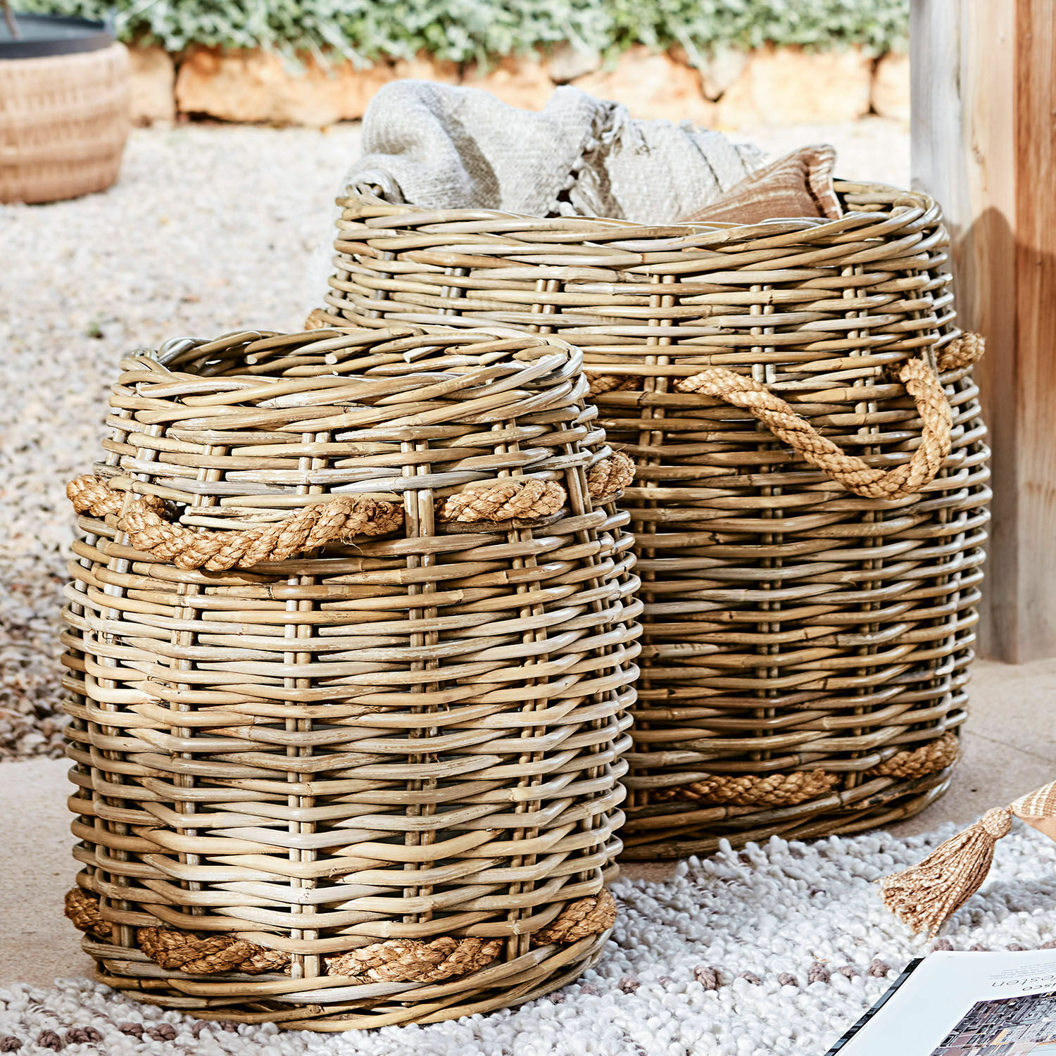 Mand set van 2 Tauri Twee ronde rieten manden met natuurlijke touwhandvatten voor opbergen en decoratie