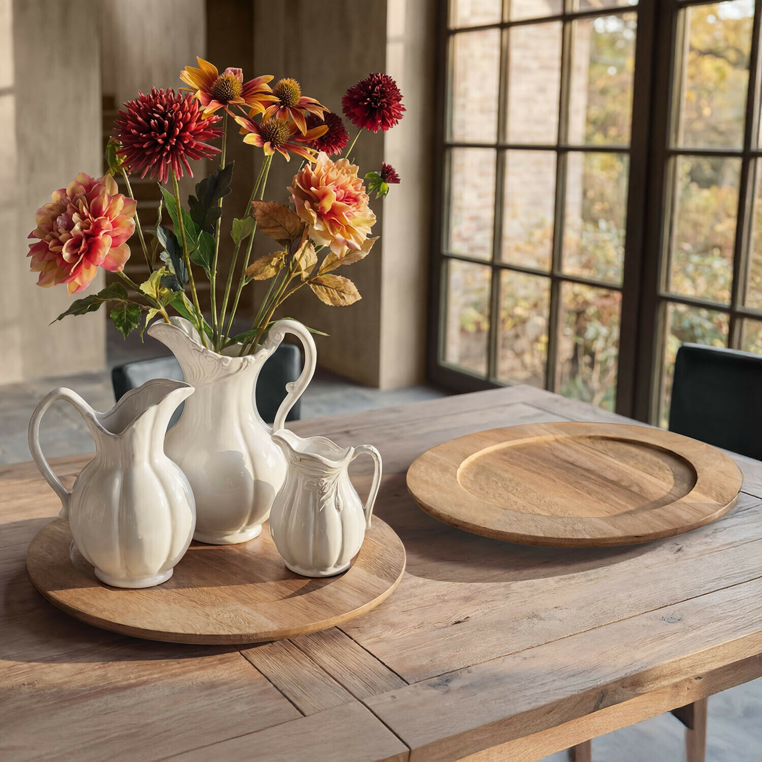 Placemat set van 2 Ulivarne Set witte keramische kannen op houten dienblad met bloemen in rustieke interieur