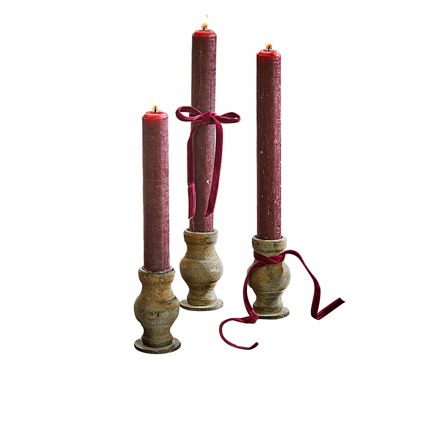 Kaarsenhouder set van 3 Seranda Drie bordeauxrode kaarsen met fluwelen lint op rustieke keramische kandelaars decoratief