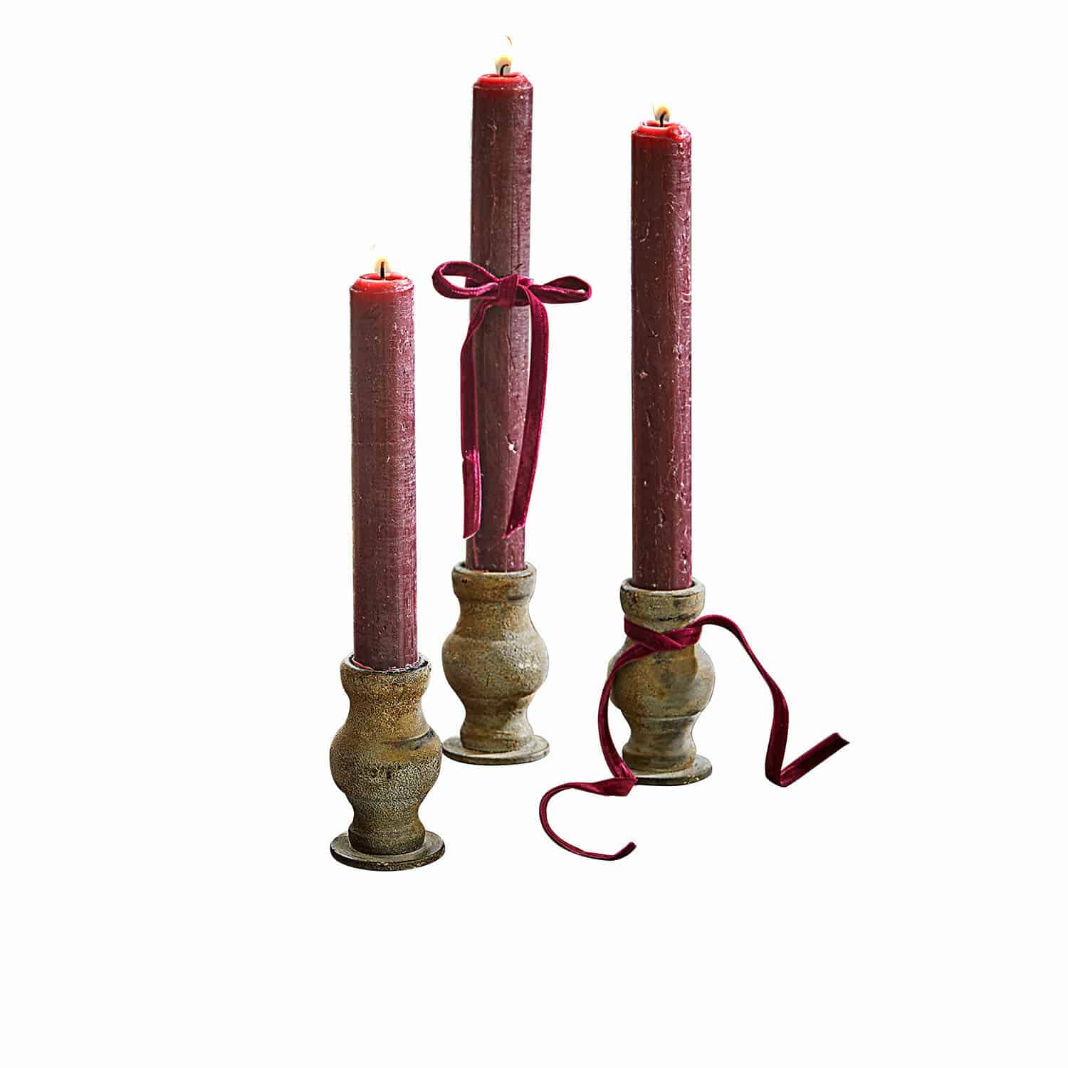 Lot de 3 bougeoirs Seranda Trois bougies bordeaux avec ruban en velours sur des bougeoirs en céramique rustique décorative