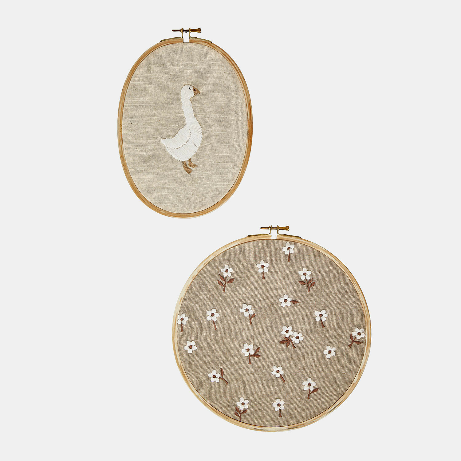 Wanddecoratie set van 2 Tillyboo Twee geborduurde borduurringen van natuurlijk linnen met witte gans en bloemen, wanddecoratie